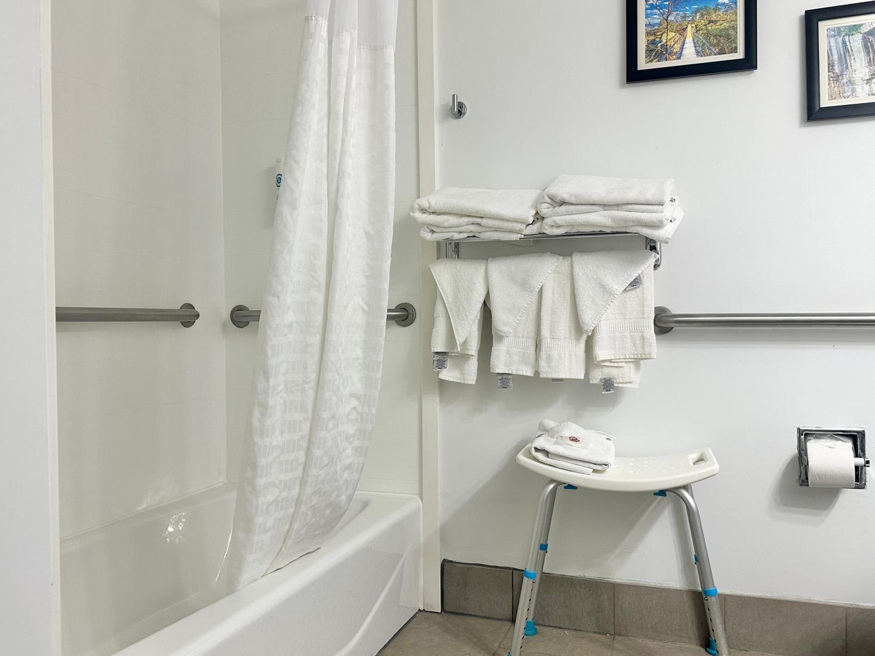 King Room with tub - Accessible/Non-Smoking - Photo 3