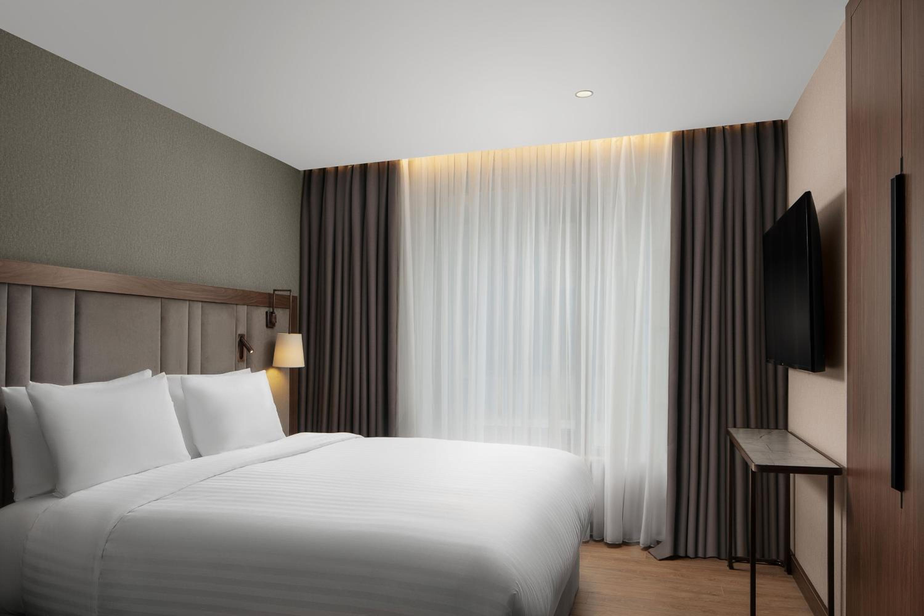 Two-Bedroom Suite with City View photo 3