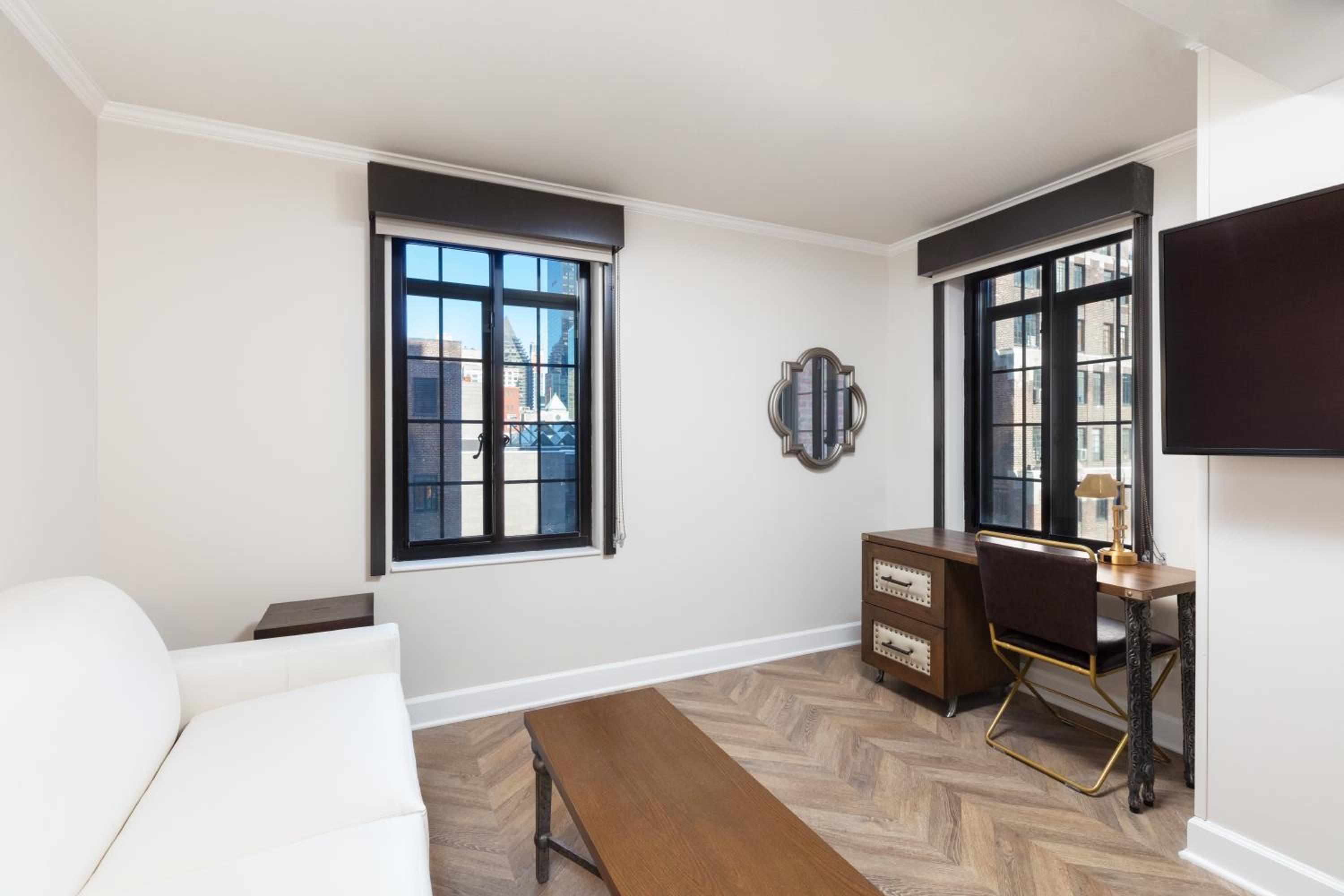 Luxe One Bedroom King Balcony Suite