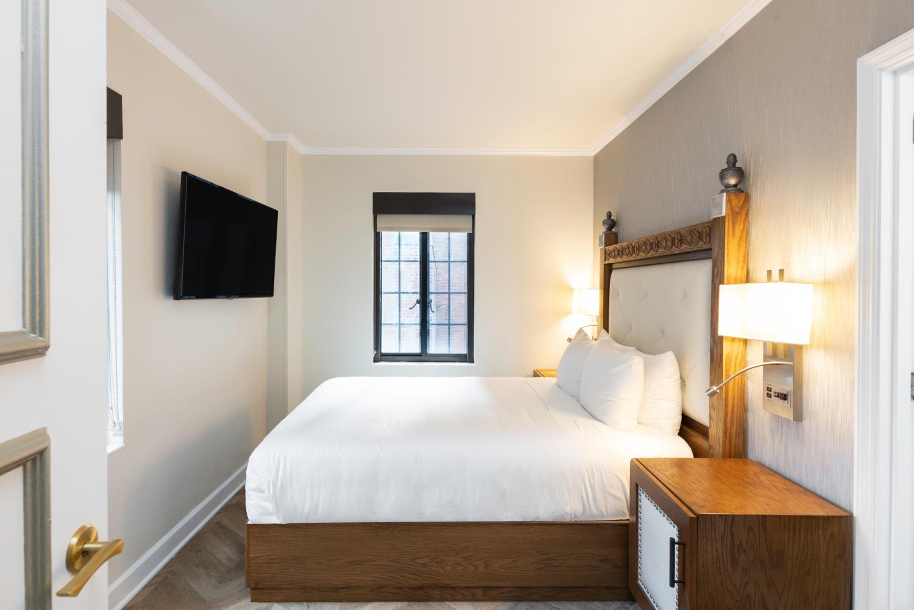 Luxe One Bedroom Queen Suite