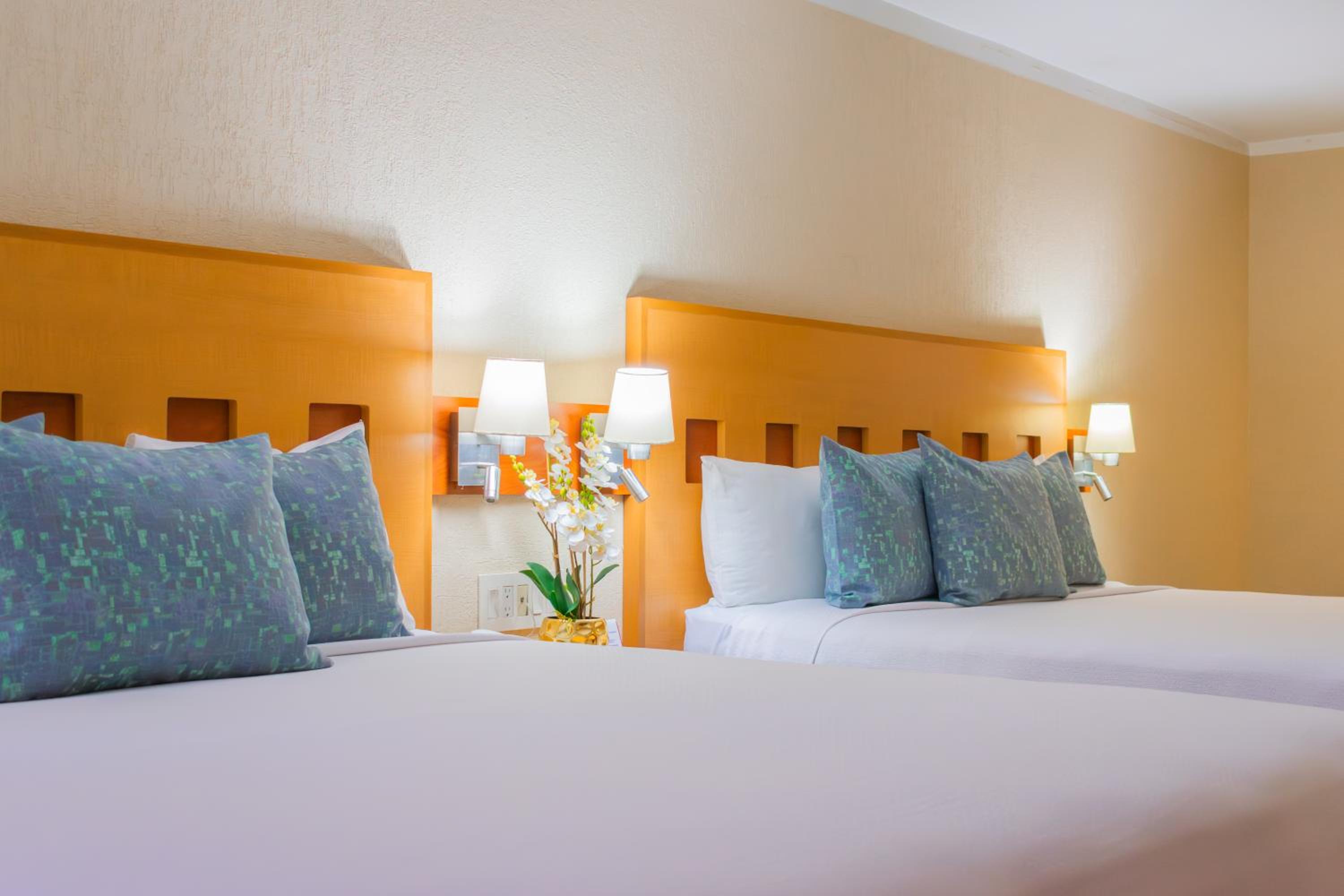 Double Room with Two Double Beds - Photo 5