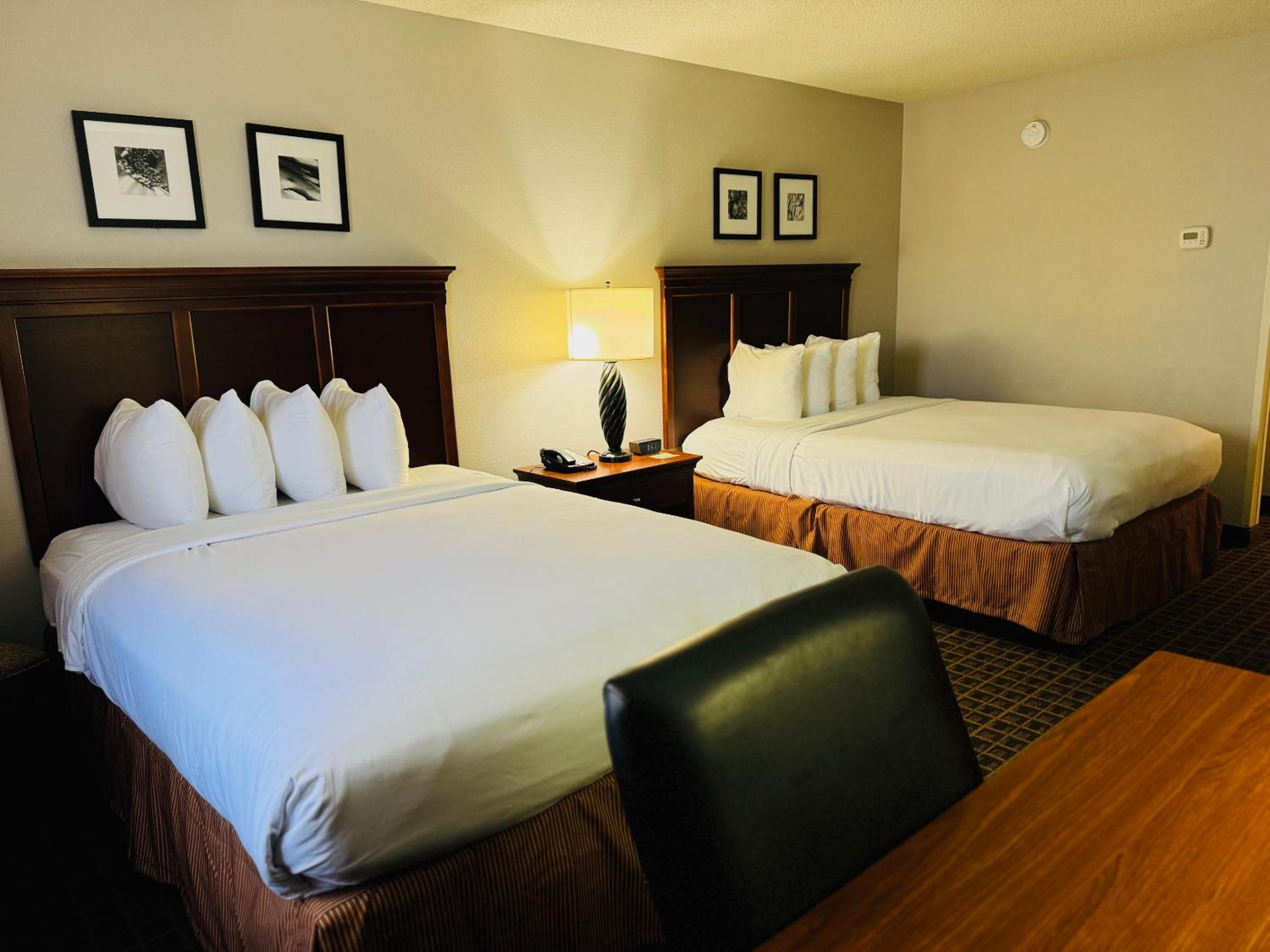 Queen Room with Two Queen Beds - Non-Smoking - Photo 3