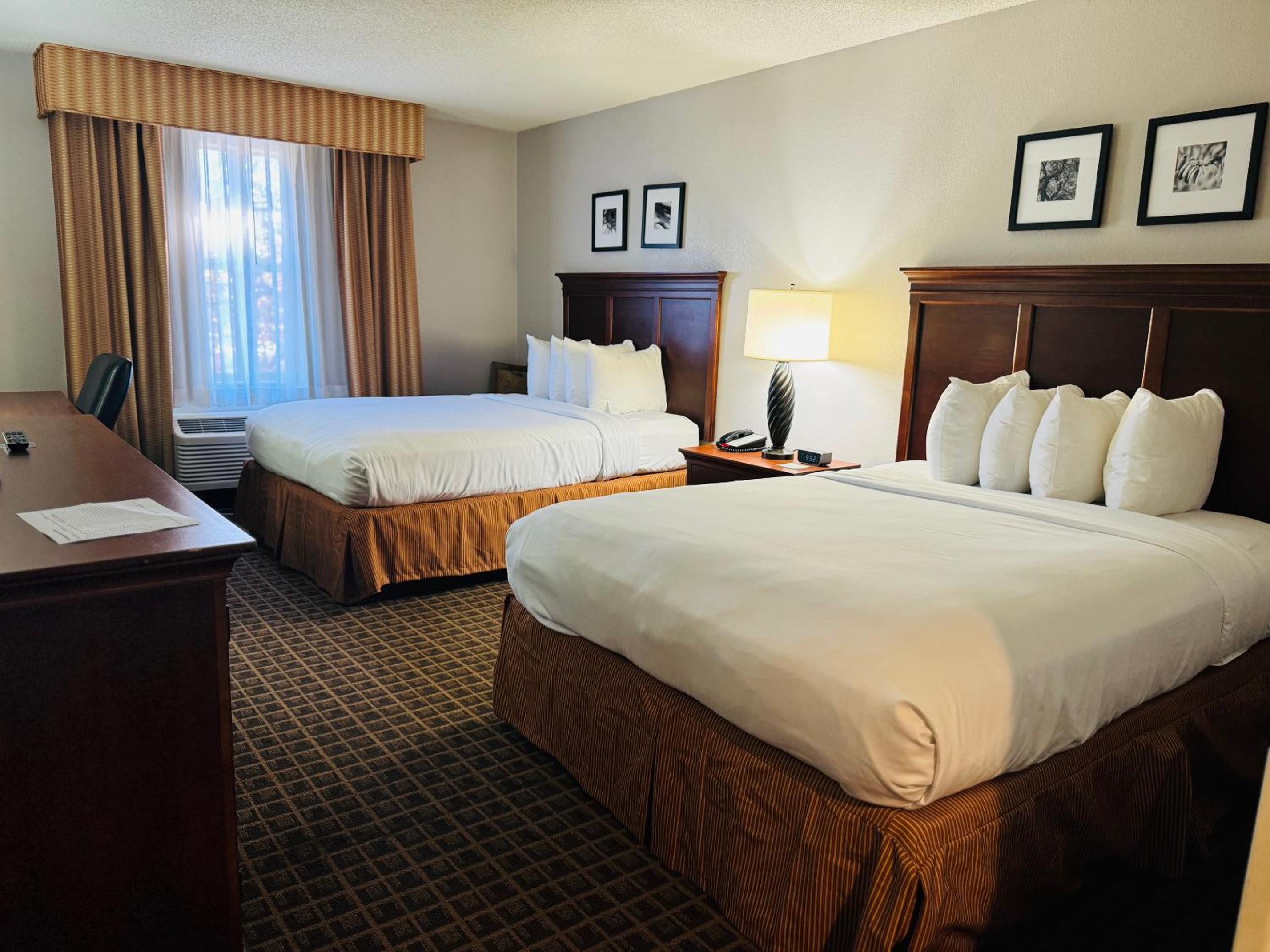 Queen Room with Two Queen Beds - Non-Smoking - Photo 2