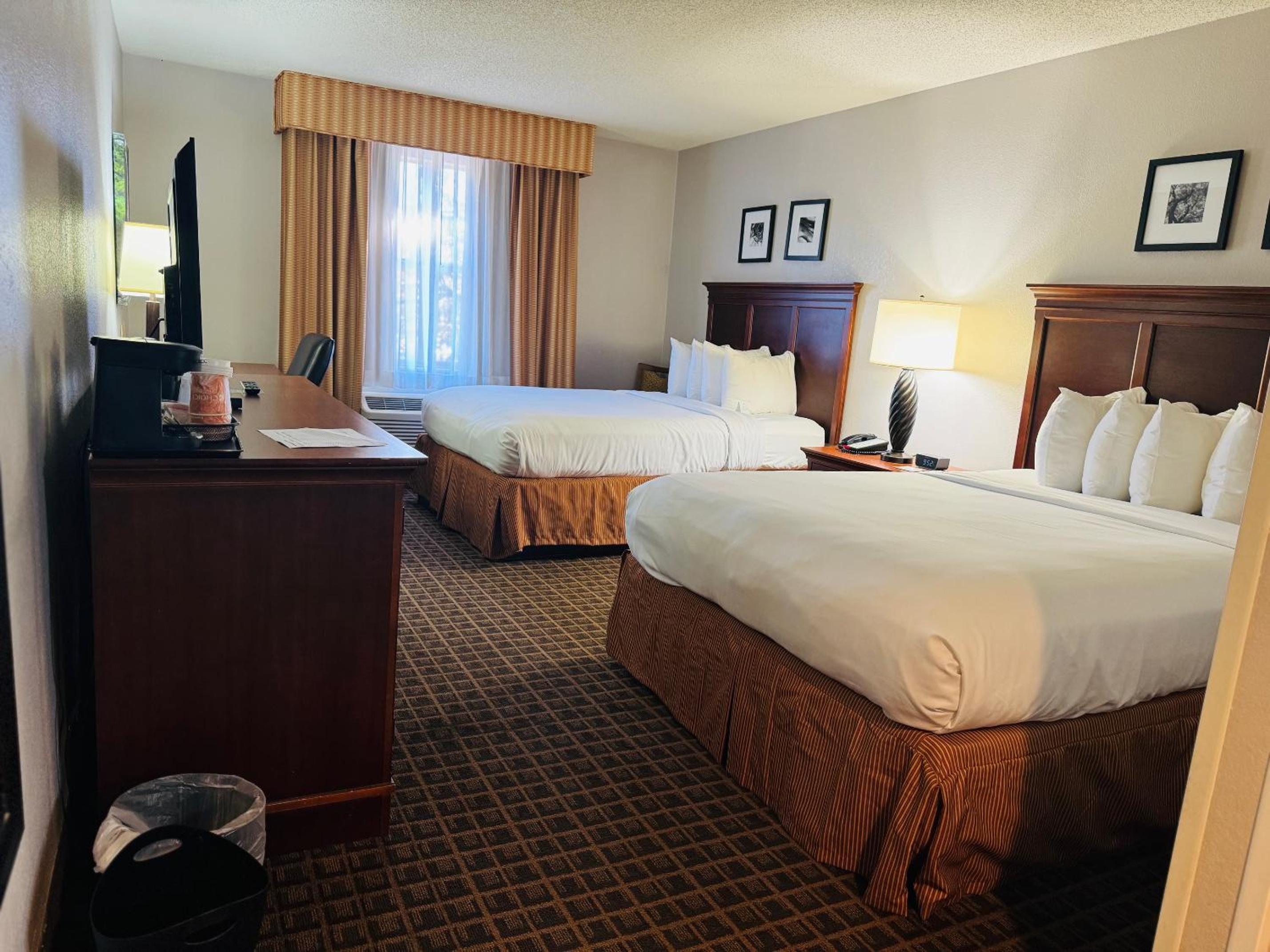 Queen Room with Two Queen Beds - Non-Smoking - Photo 7