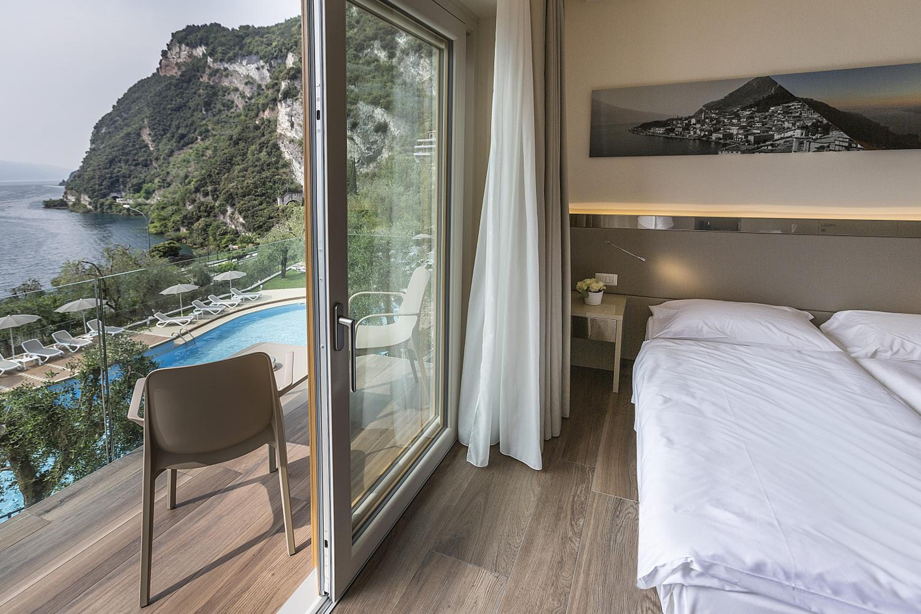 Superior Double or Twin Room with Lake View and Balcony photo 2