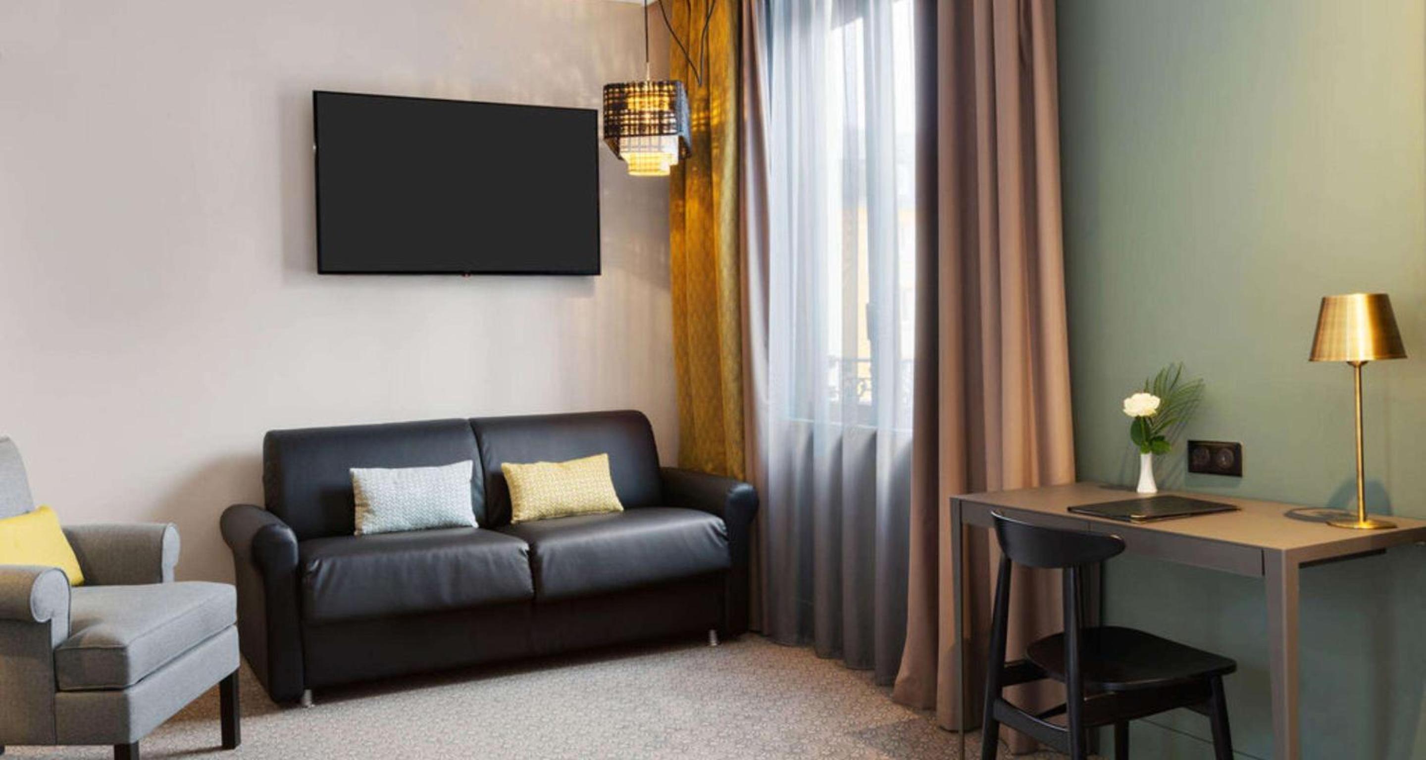 Deluxe Queen Room with Sofa Bed, photo 7