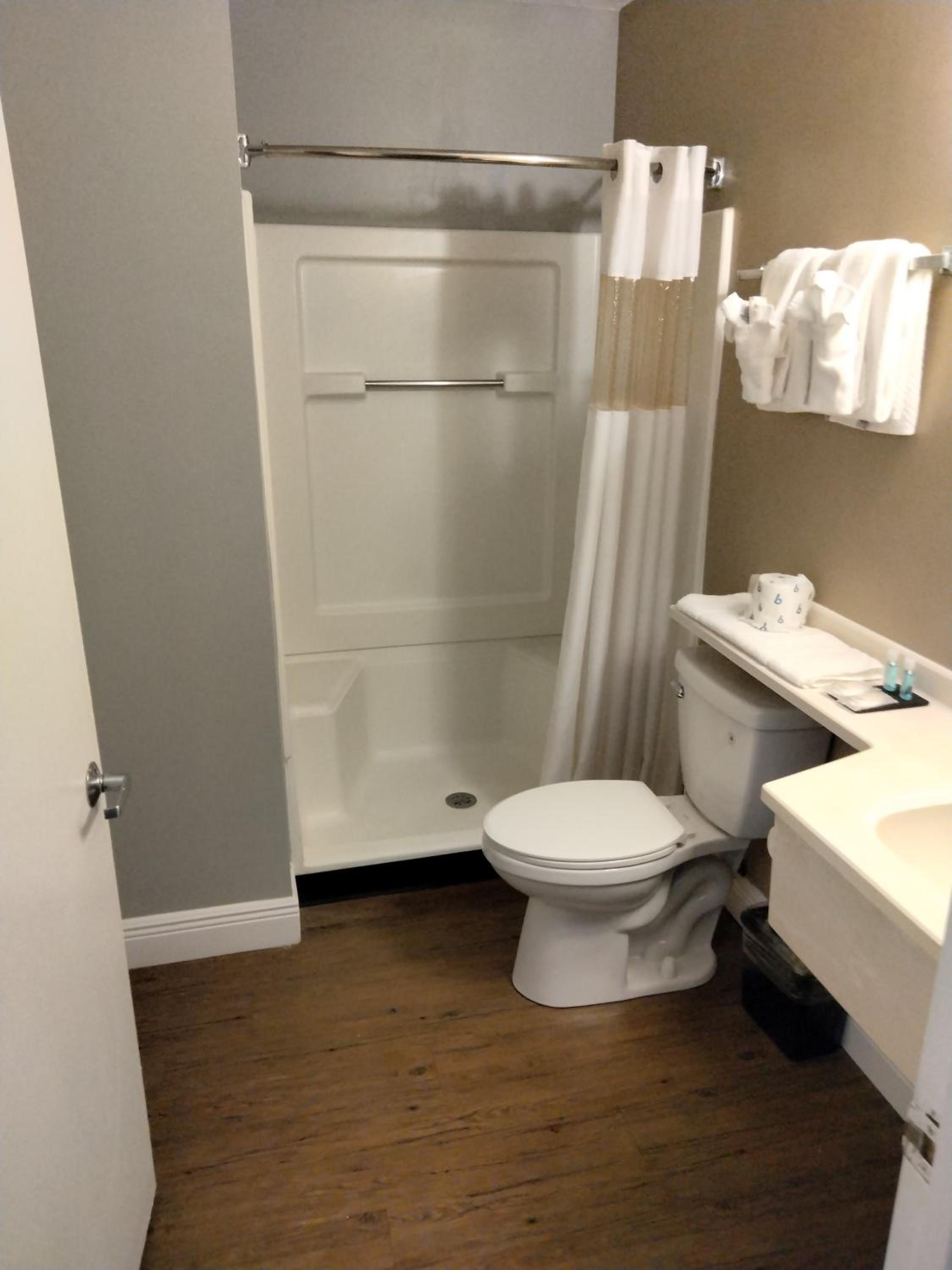 Queen Room - Non-Smoking - Photo 5