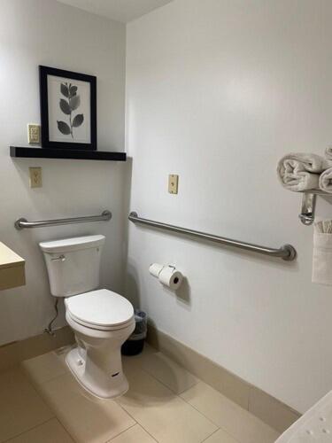 King Room with Roll-in Shower - Disability Access/Non-Smoking - Photo 3