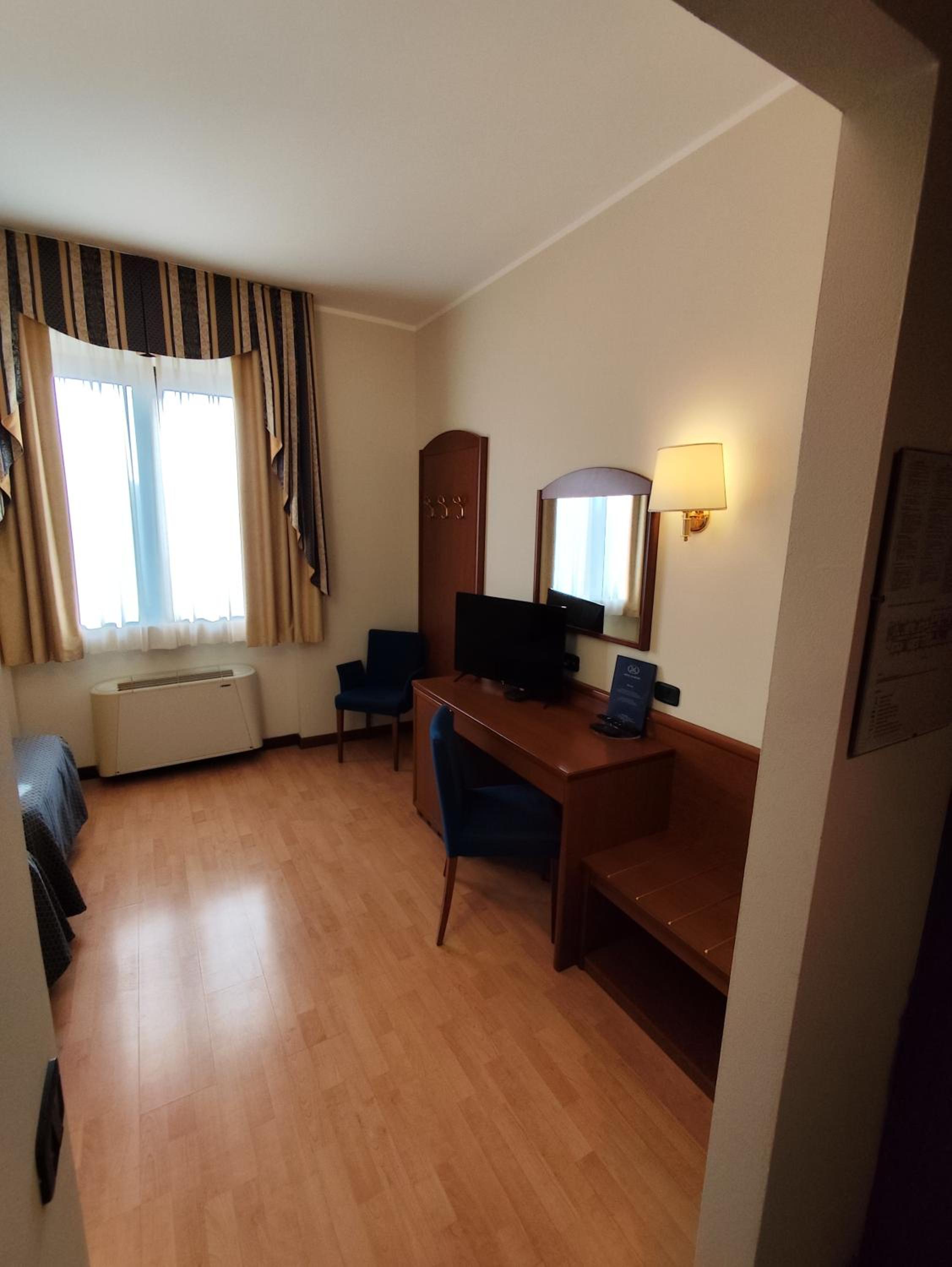 Twin Room - Photo 4