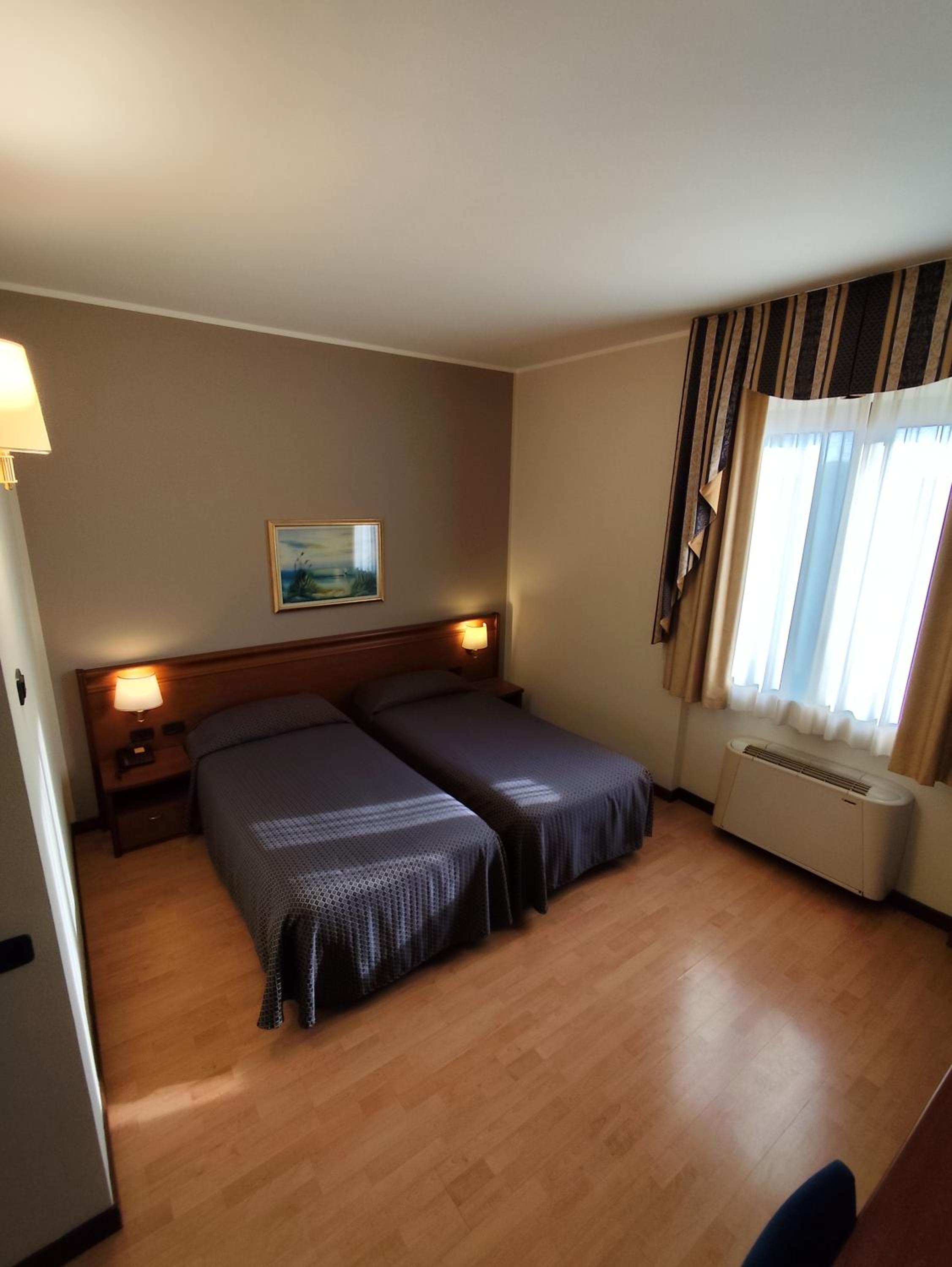 Twin Room - Photo 9