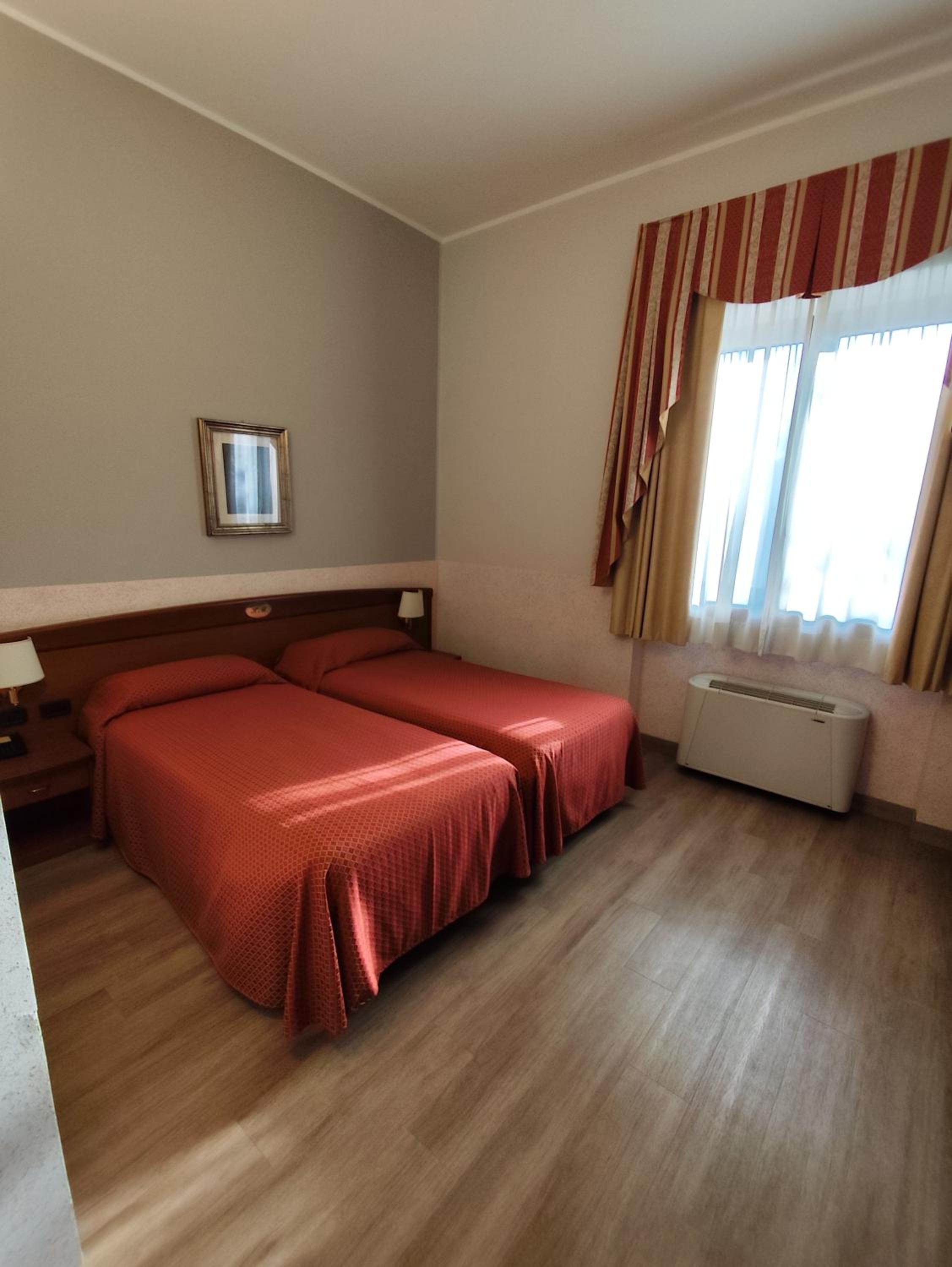 Twin Room - Photo 10