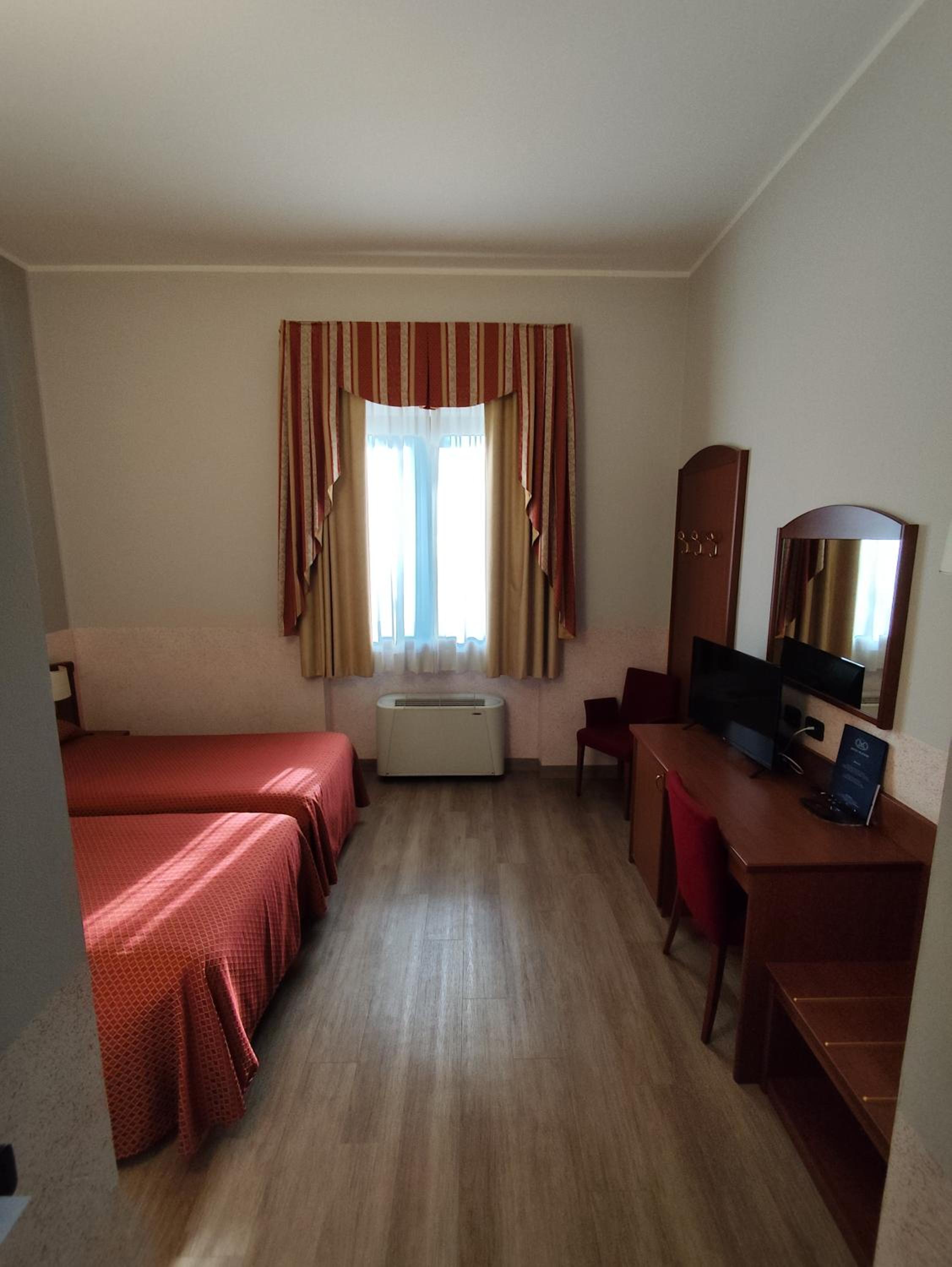 Twin Room - Photo 11