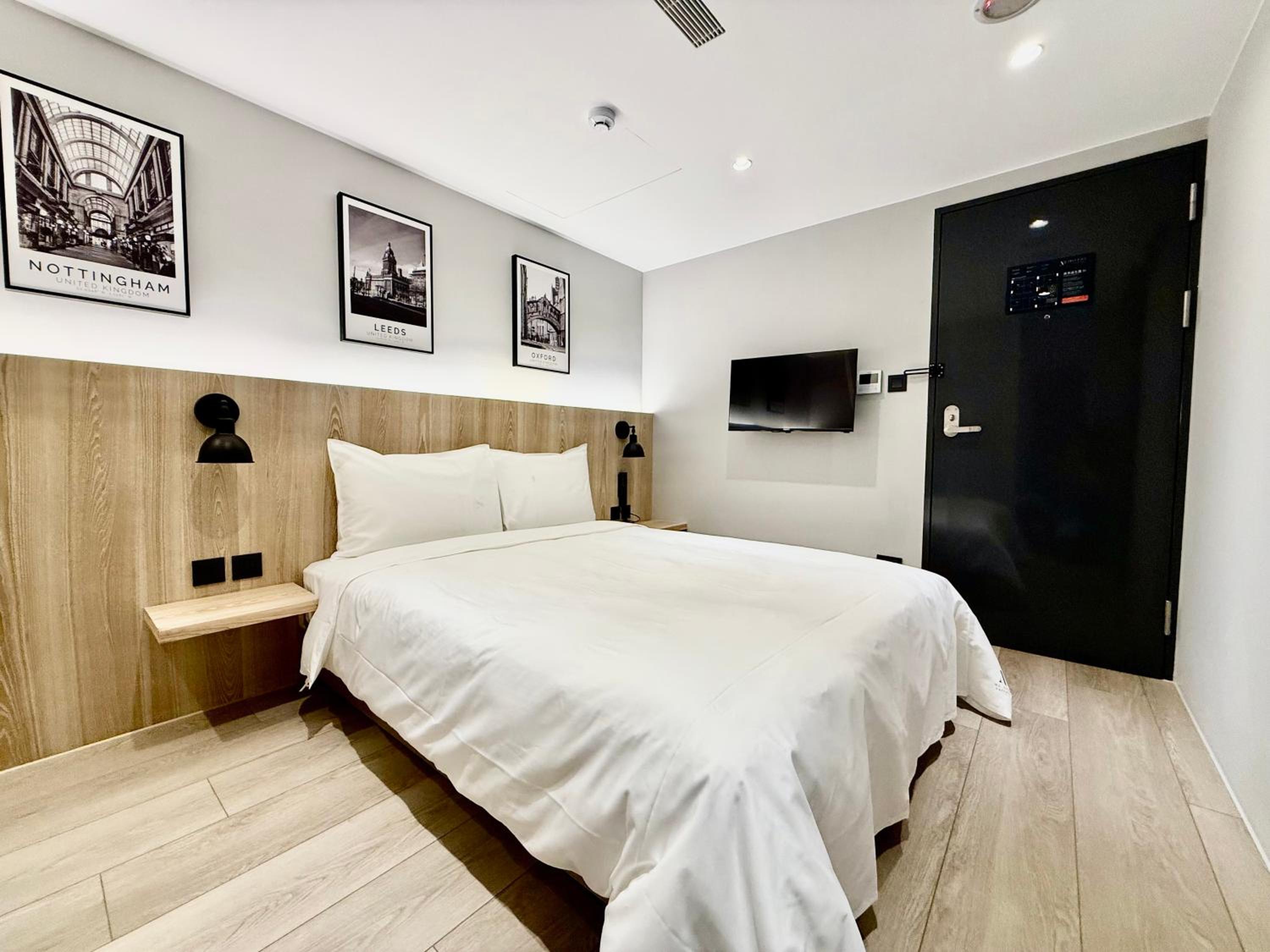 Budget Double Room without Window photo 2