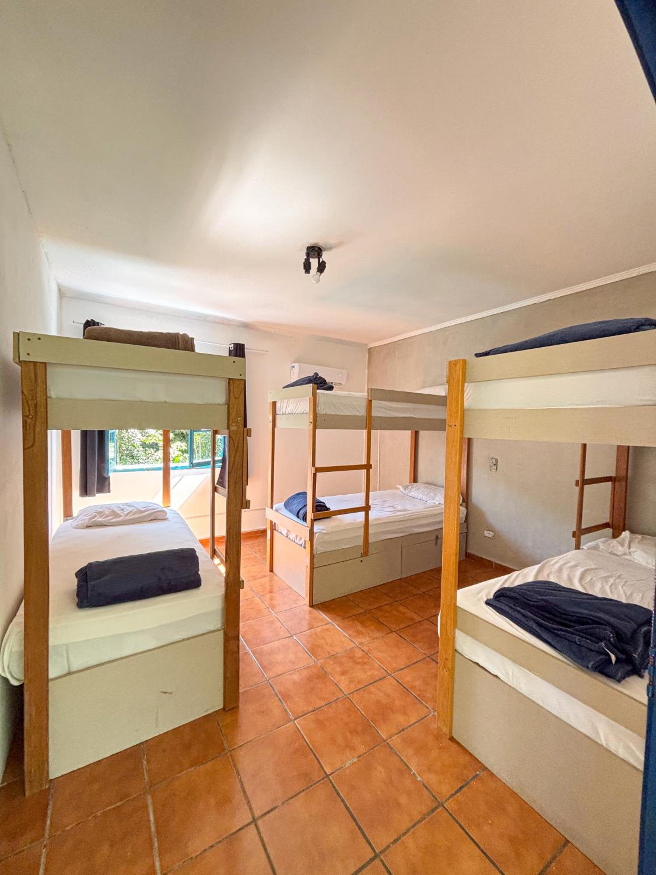 Bed in 6-Bed Mixed Dormitory Room photo 1