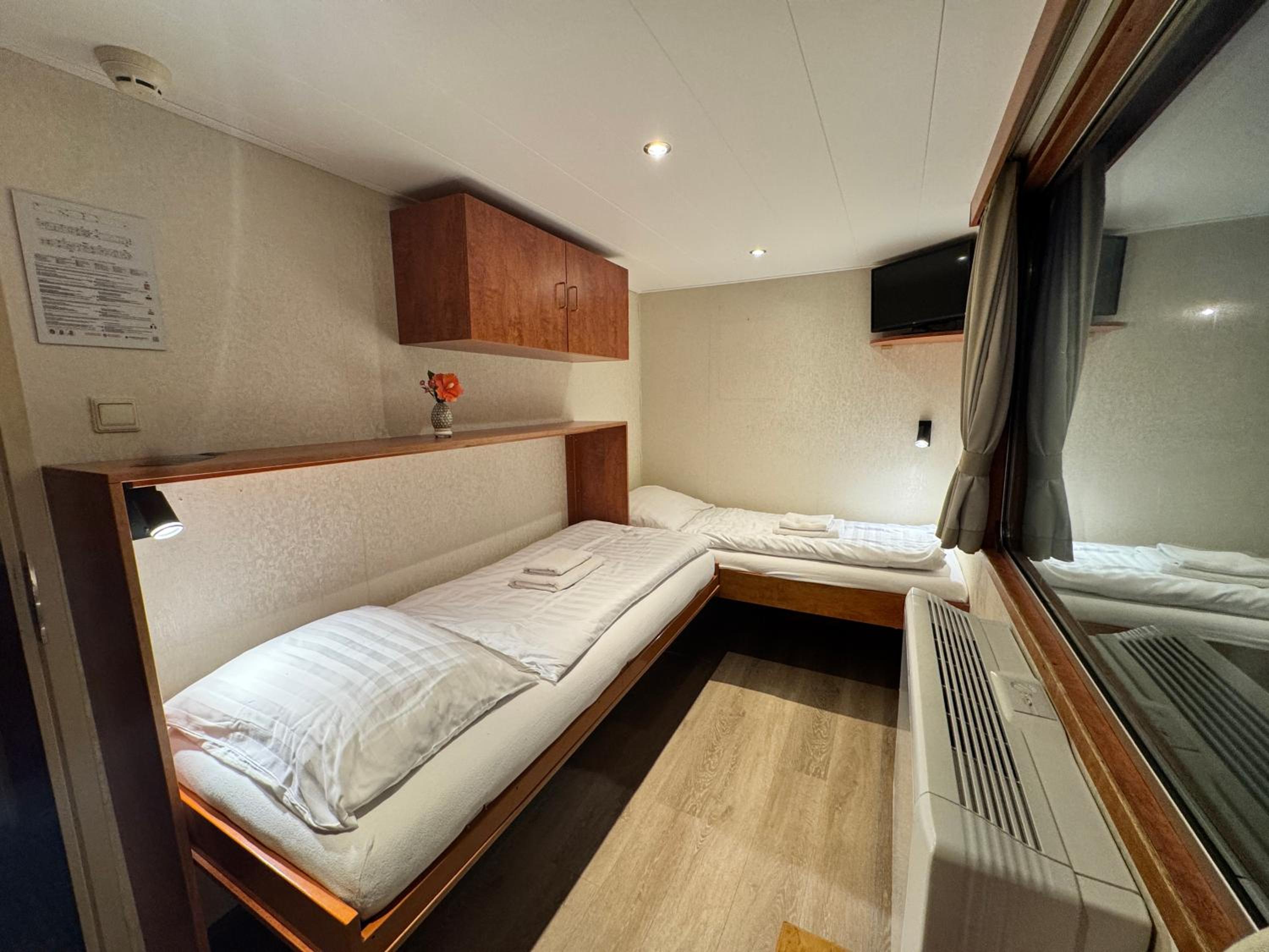 Twin Room With Private Bathroom photo 1