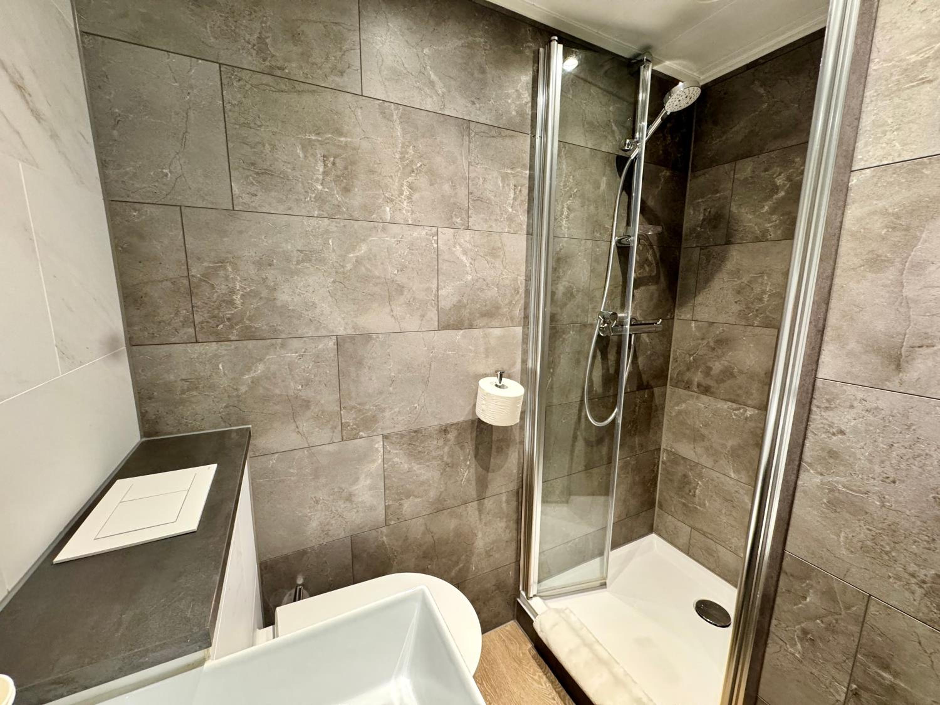 Twin Room With Private Bathroom photo 3