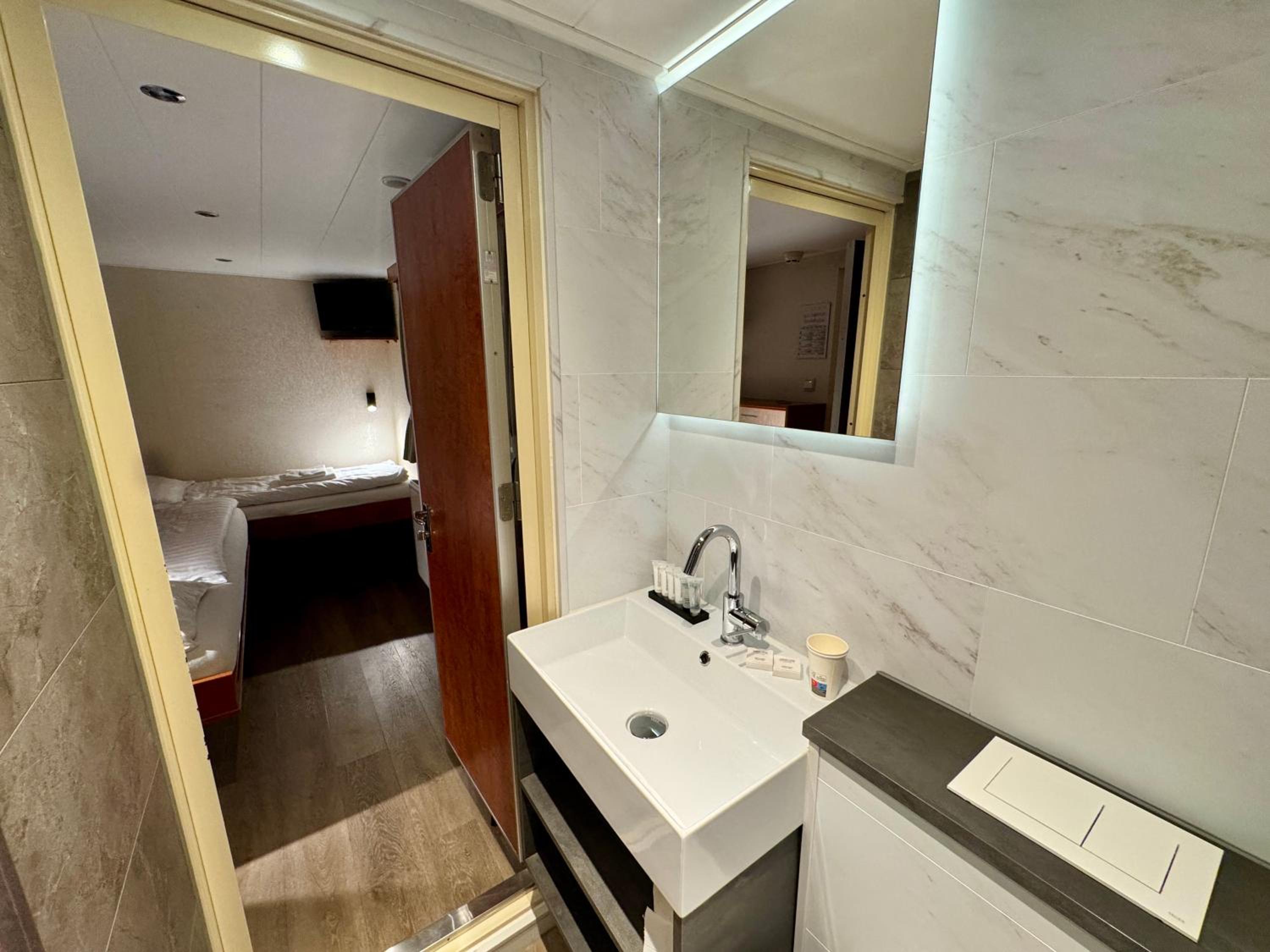 Twin Room With Private Bathroom photo 2