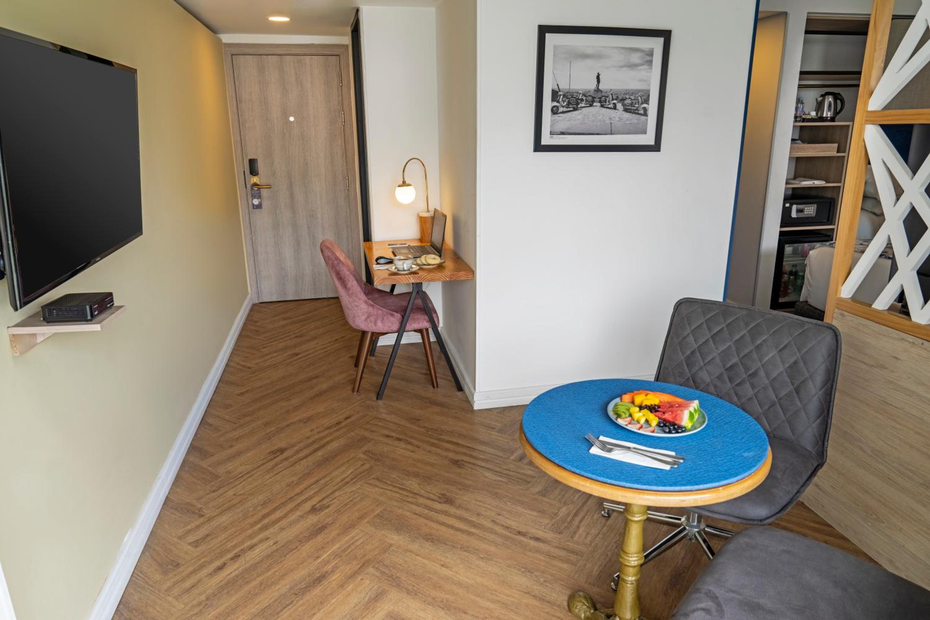 1 King Bed Suite with Balcony photo 3