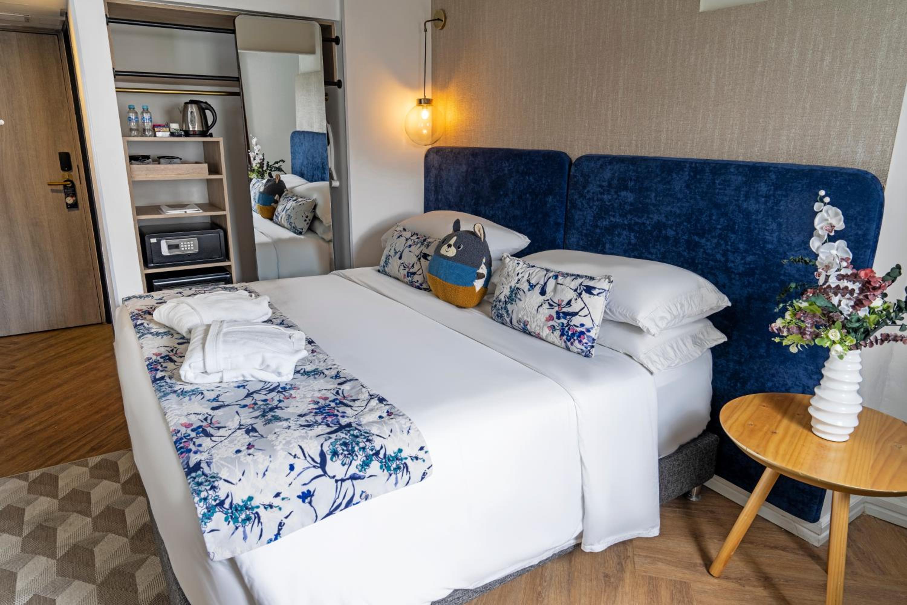 1 King Bed Suite with Balcony photo 2