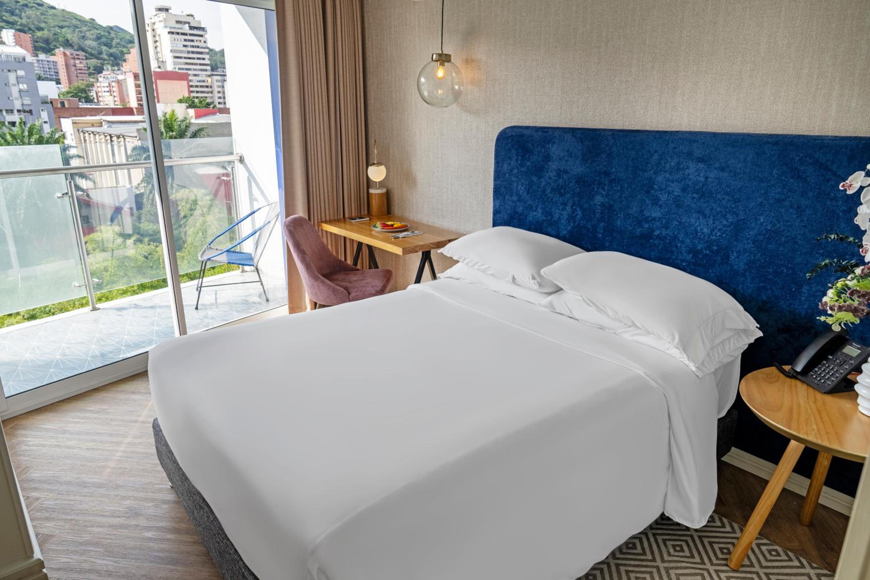 1 Queen Bed, Balcony photo 3