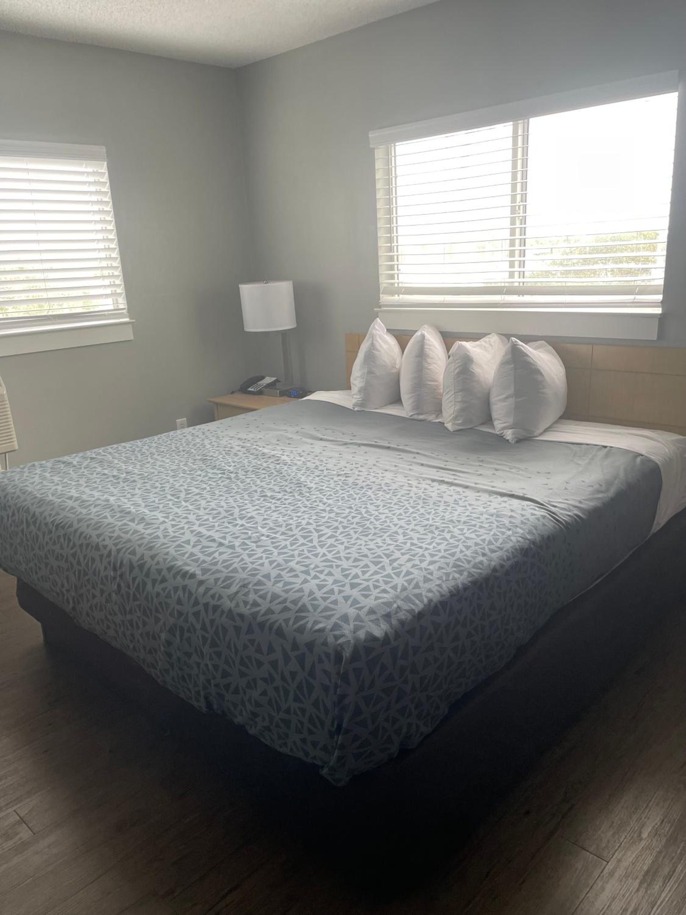 Efficiency King Room - Accessible/Non-Smoking - Photo 1