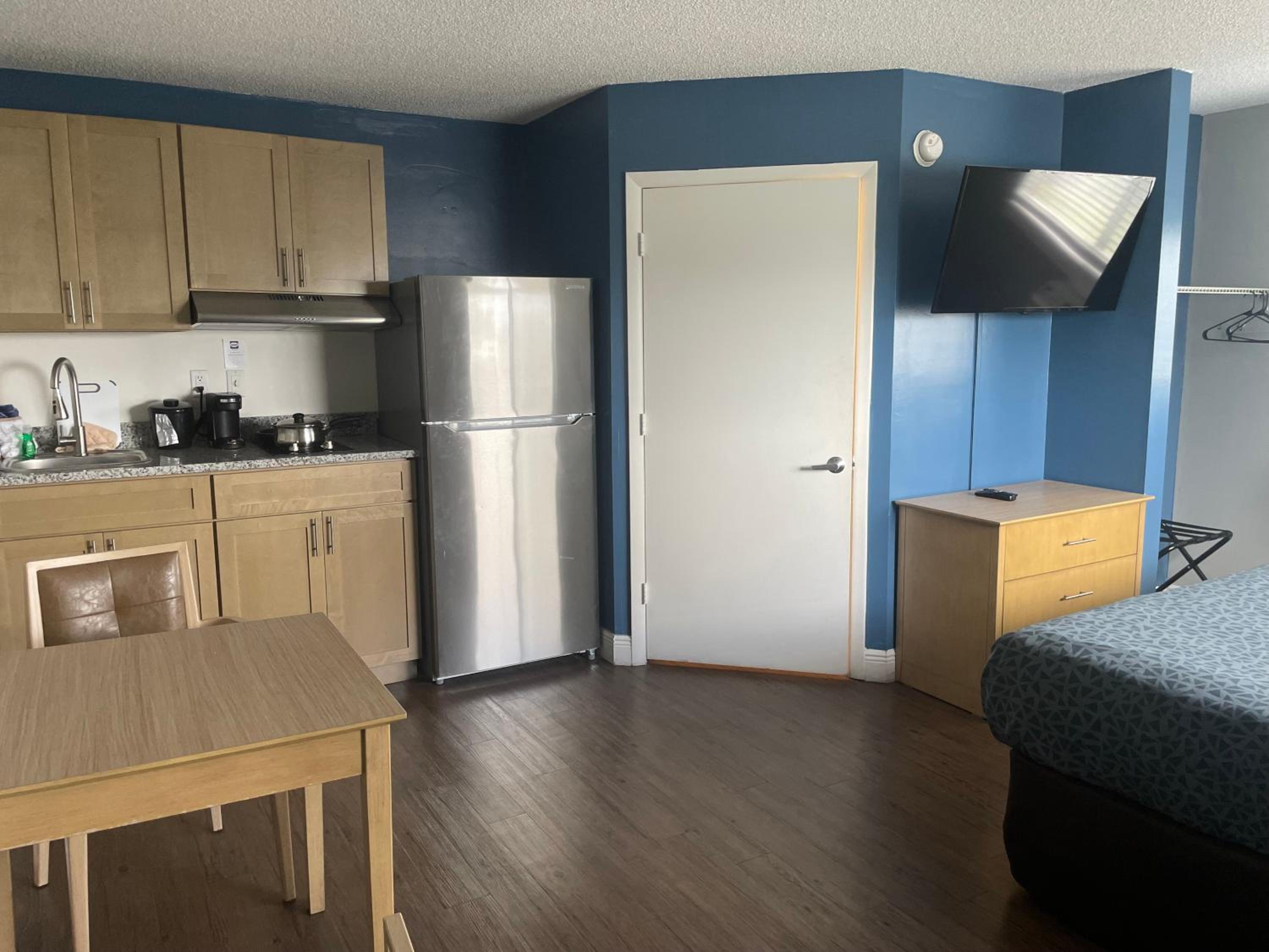 Efficiency King Room - Accessible/Non-Smoking - Photo 3