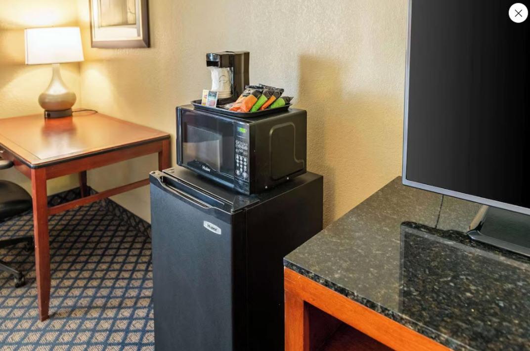 King Suite - Non-Smoking - Photo 2