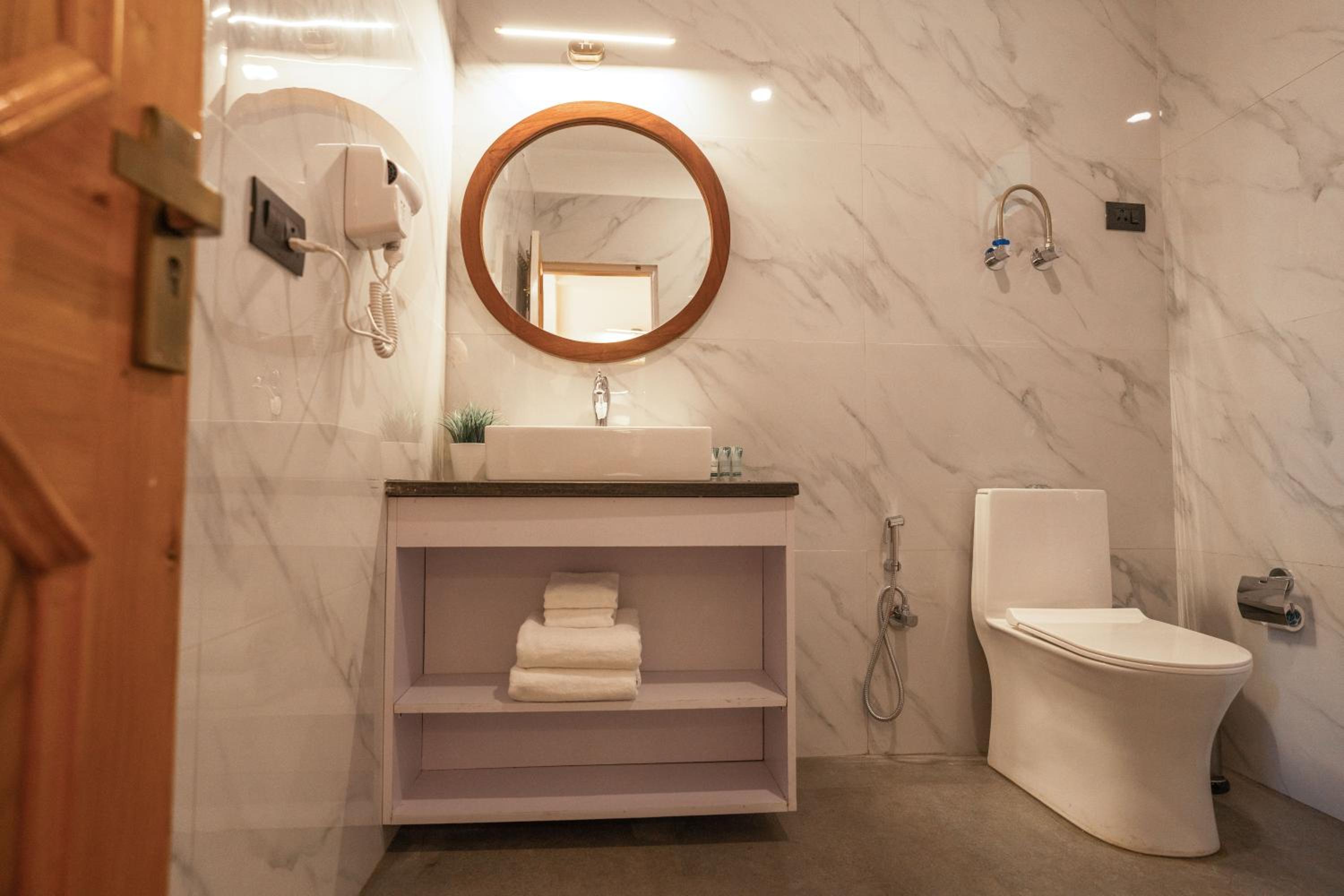 Superior King Room - Photo 10