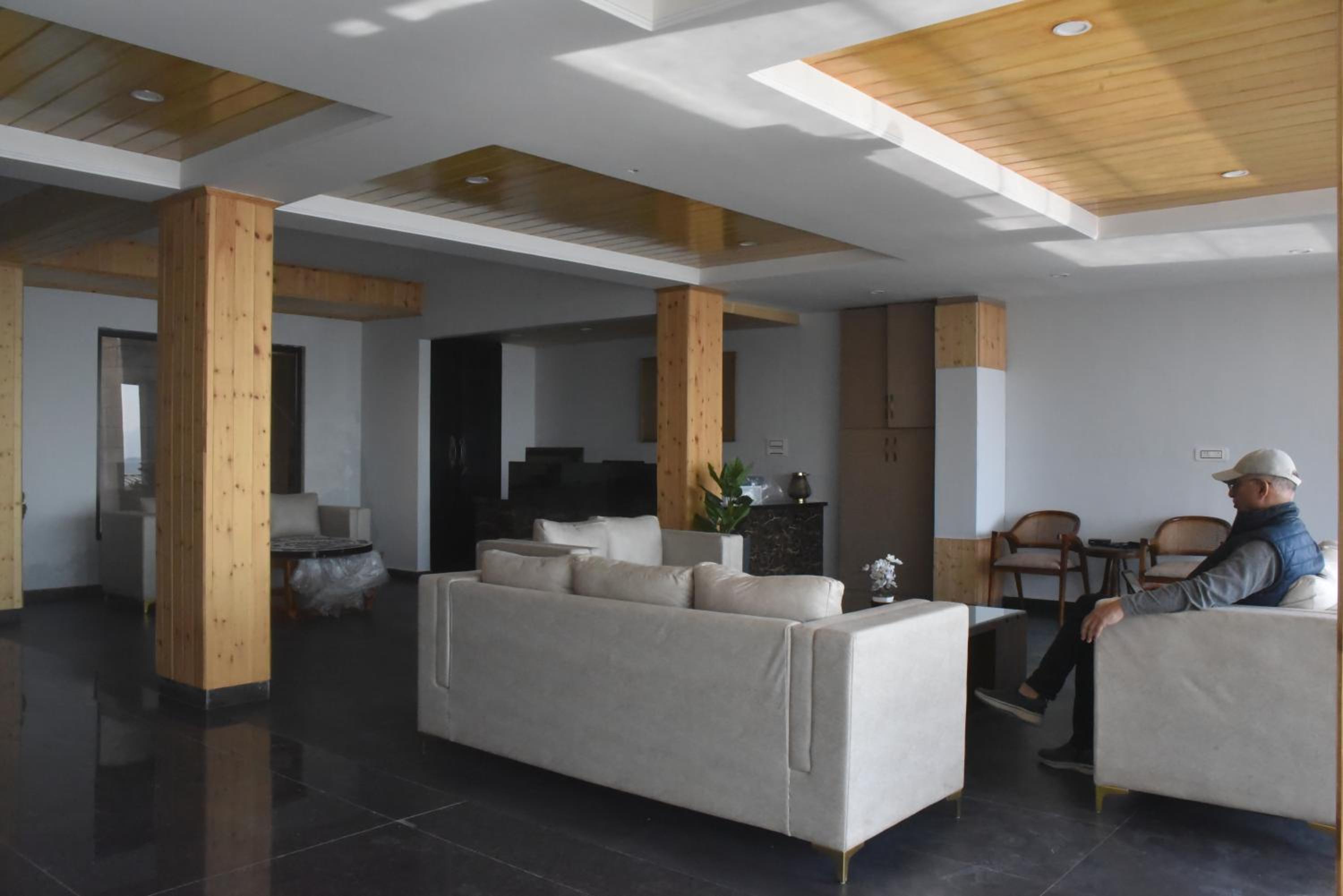 One-Bedroom Apartment With Balcony And Mountain View   photo 2