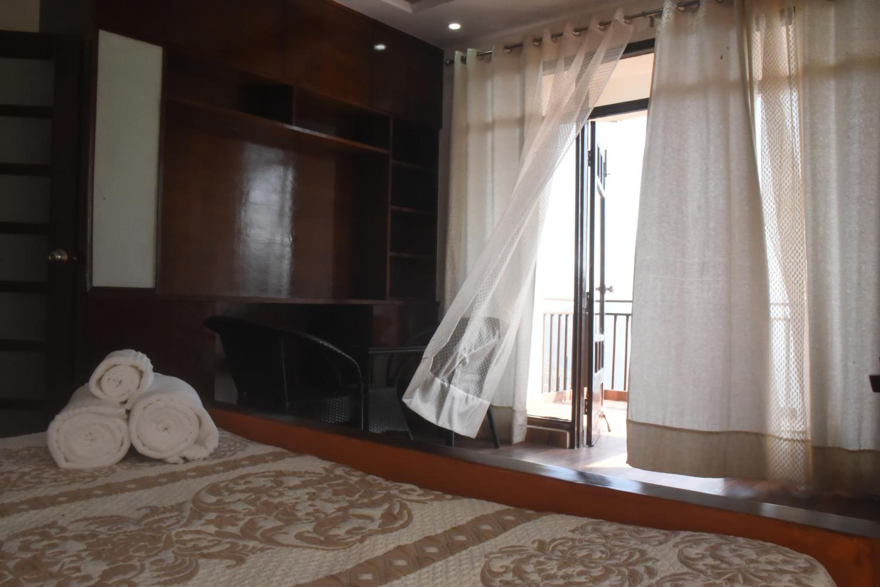 One-Bedroom Apartment With Balcony And Mountain View   photo 1
