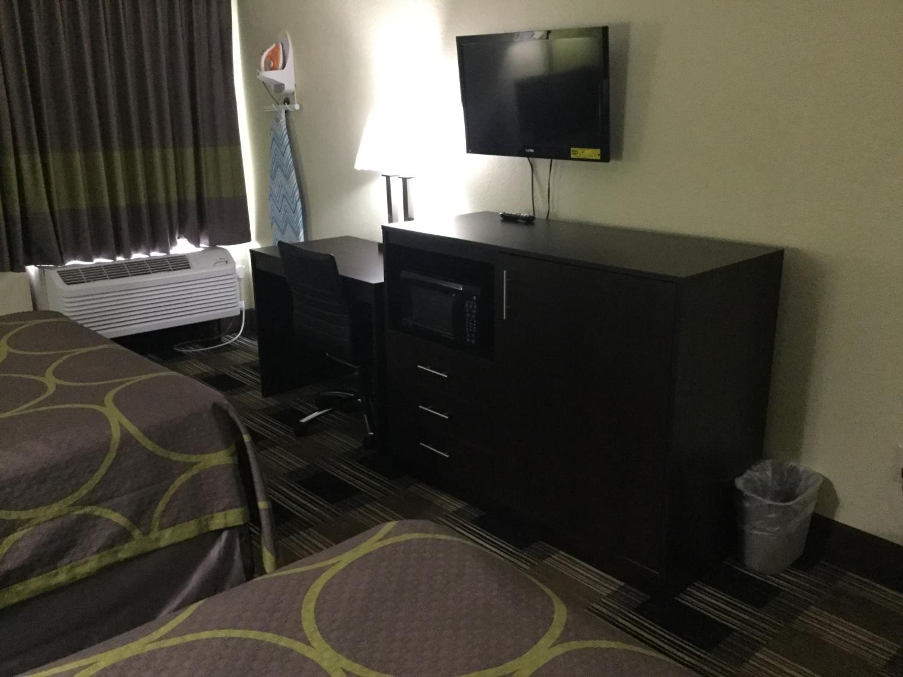 Queen Room with Two Queen Beds - Non-Smoking - Photo 1