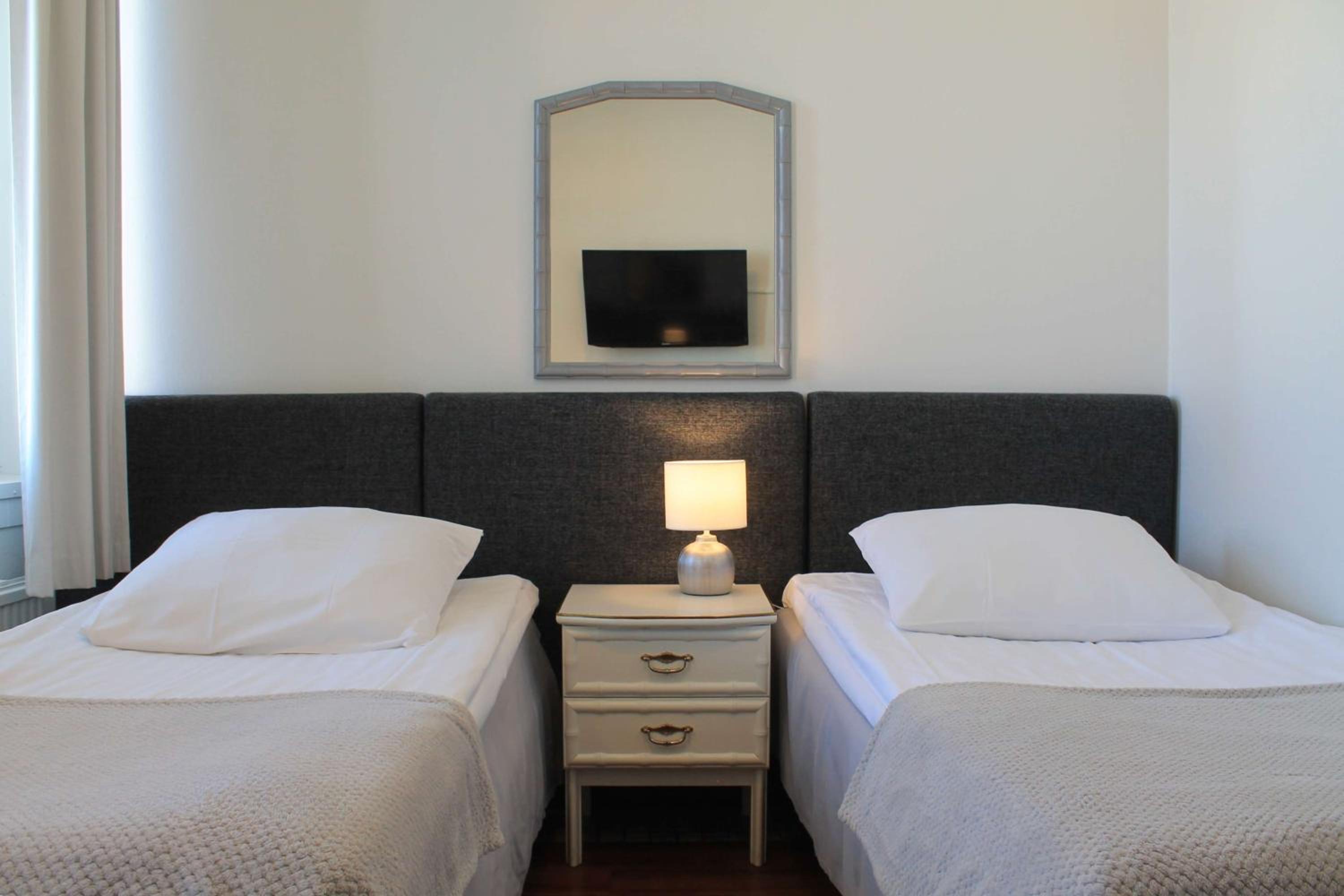 Twin Room - Photo 9