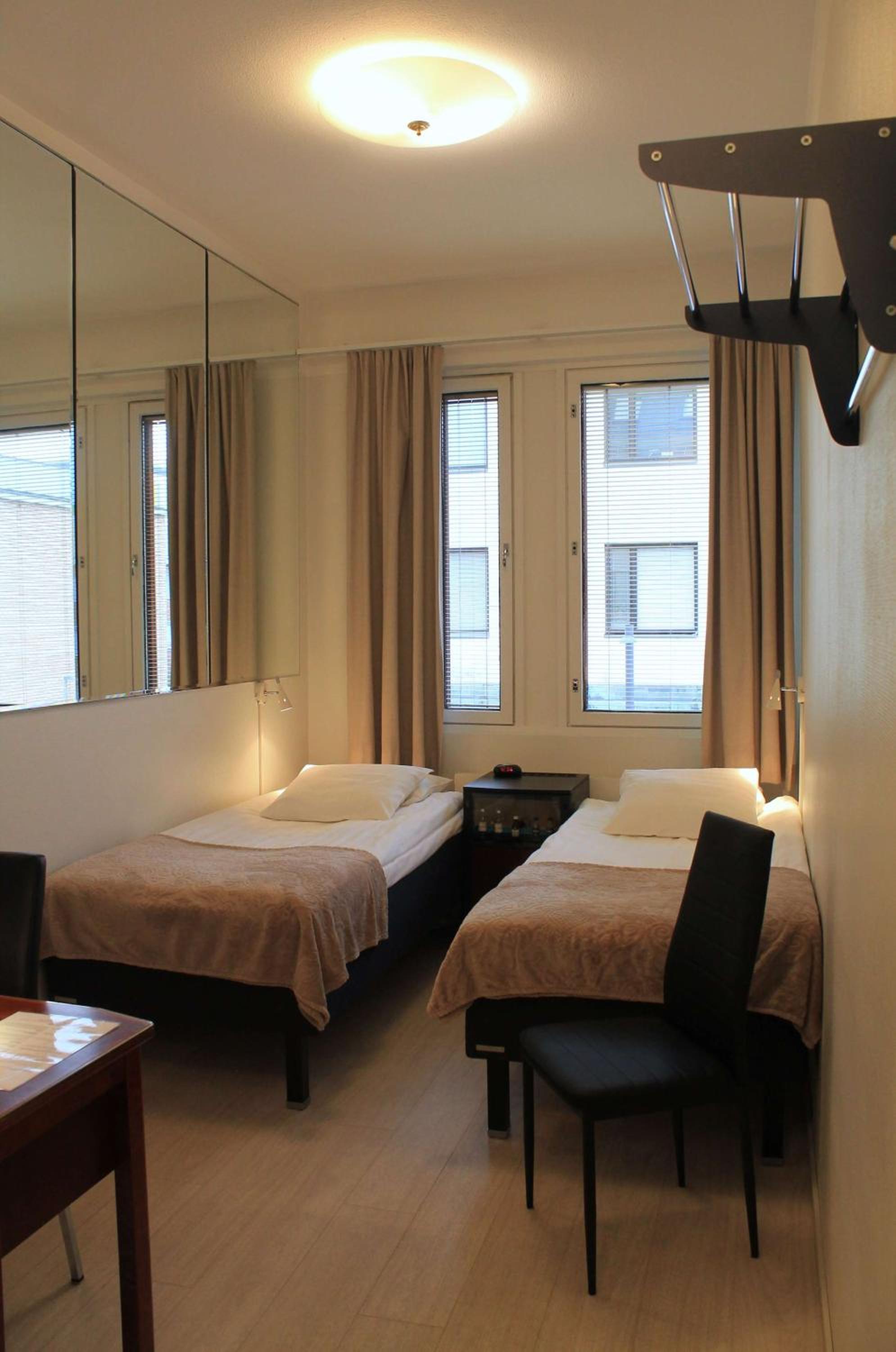 Economy Twin Room - Photo 17