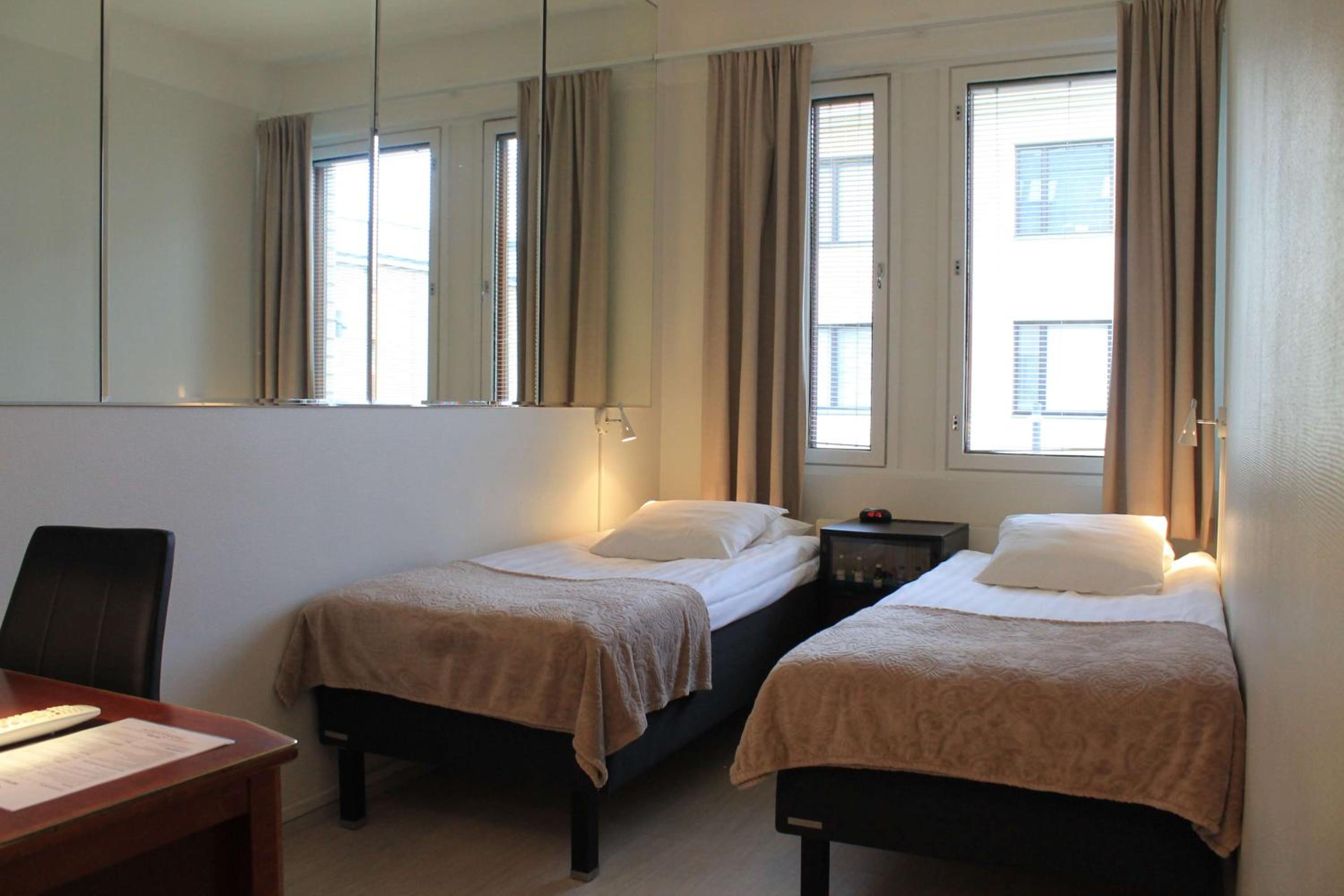 Economy Twin Room - Photo 18