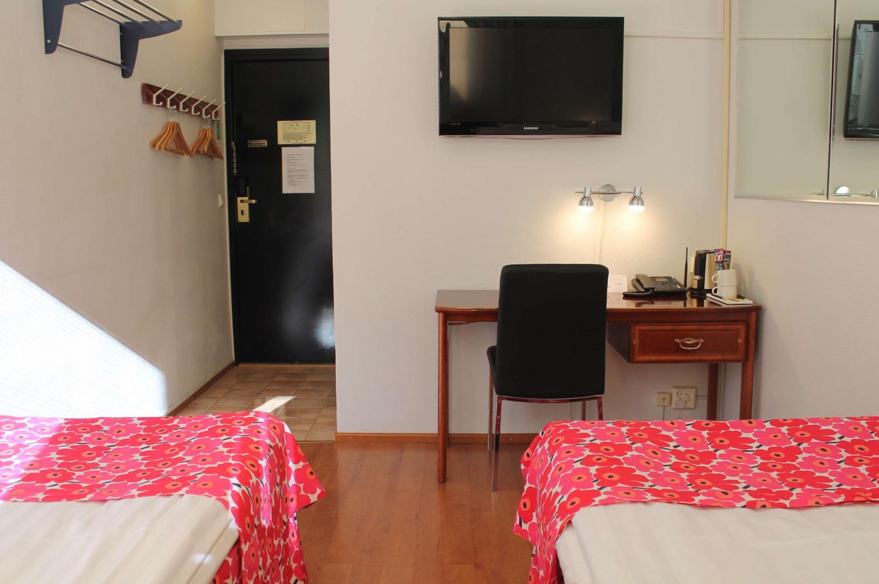 Economy Twin Room - Photo 19