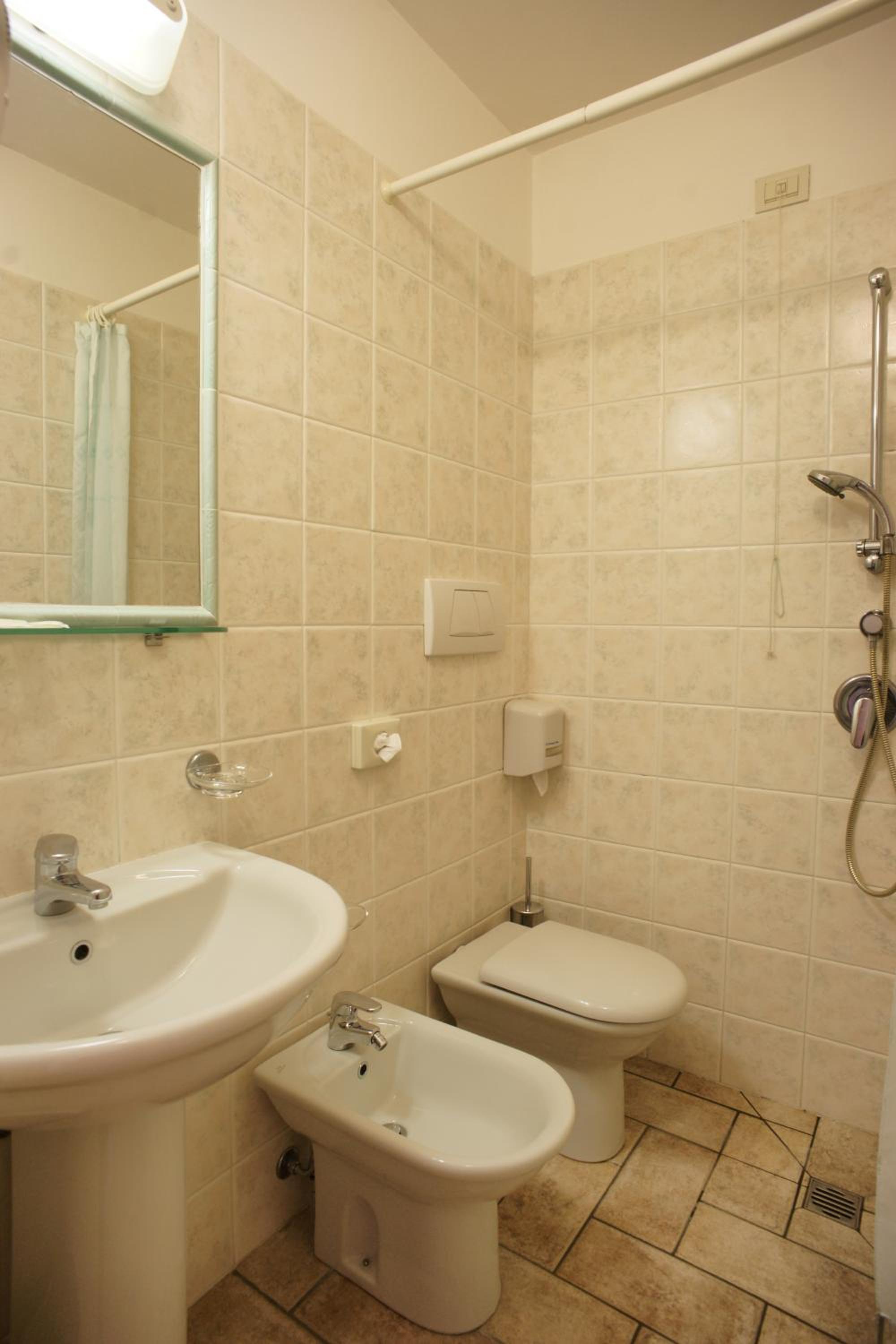 Double Room - Photo 5