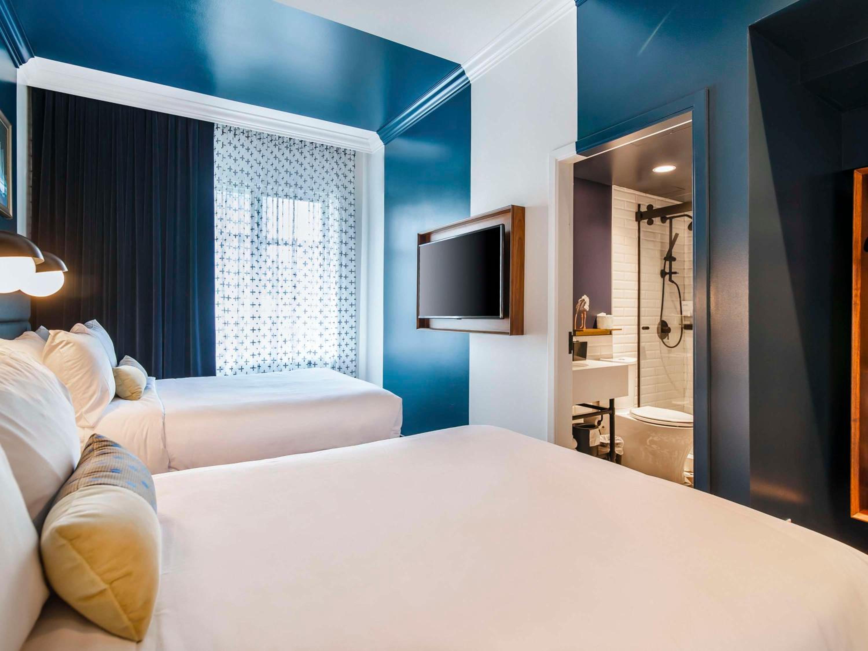 Classic Double Room with Two Double Beds and City View - Photo 1