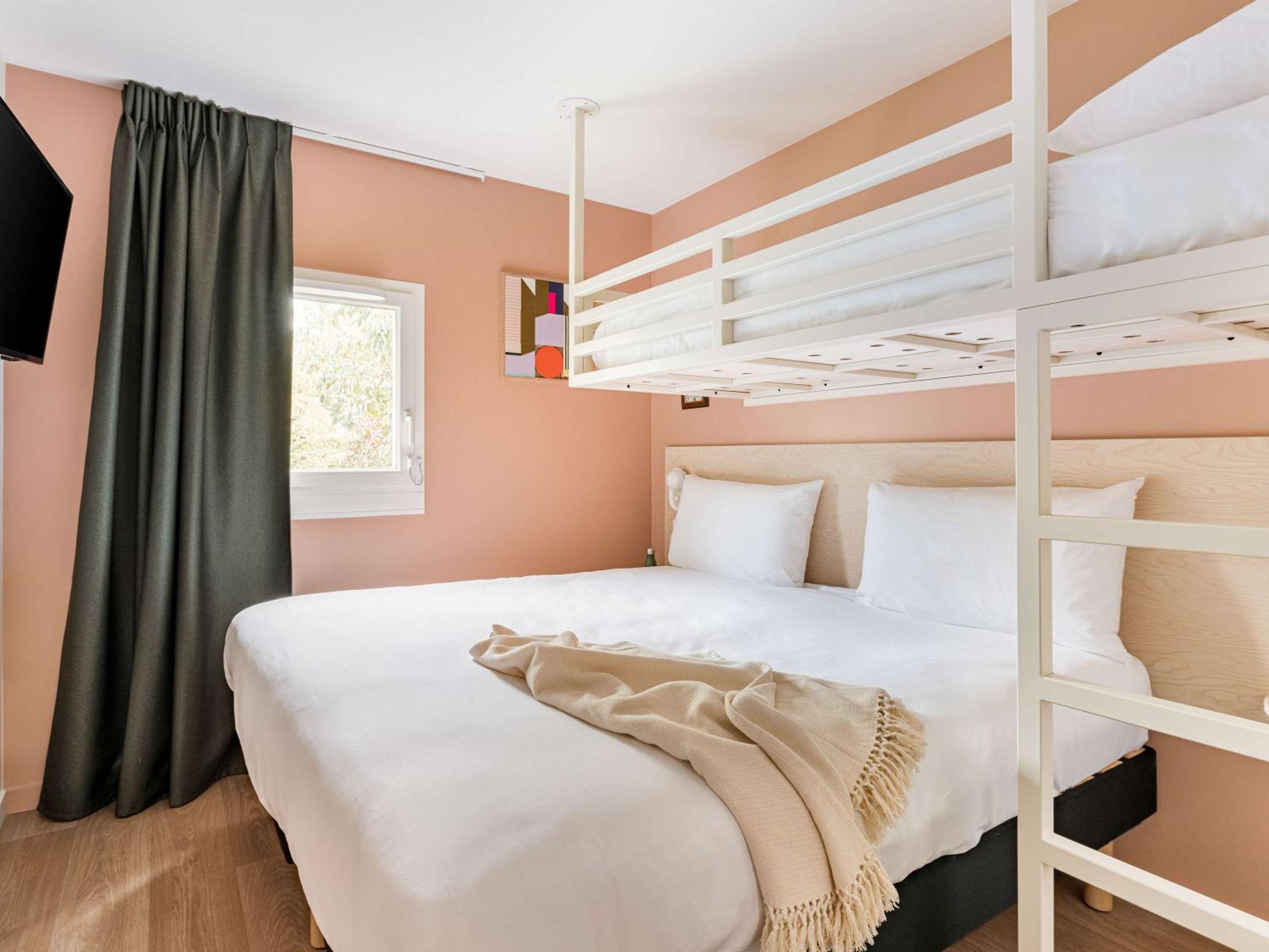Pop Triple Room with One Double and One Bunk Bed photo 1