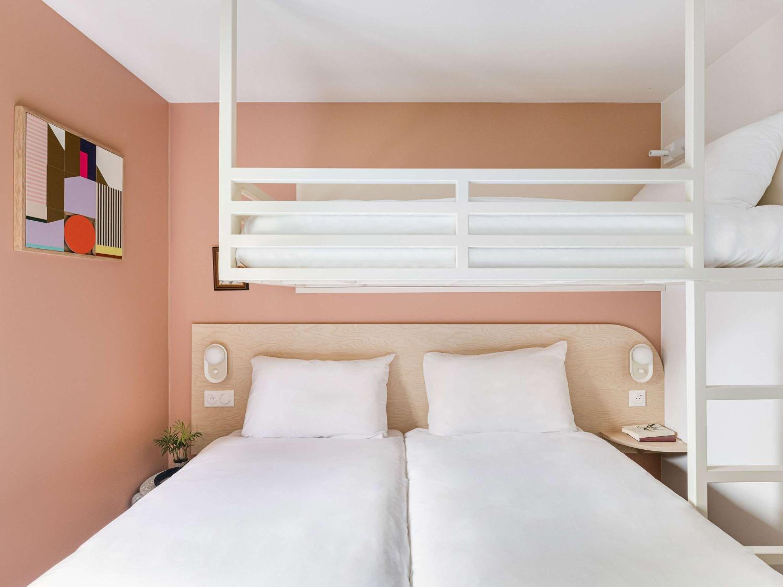 Pop Triple Room with Two Single and One Bunk Bed photo 1