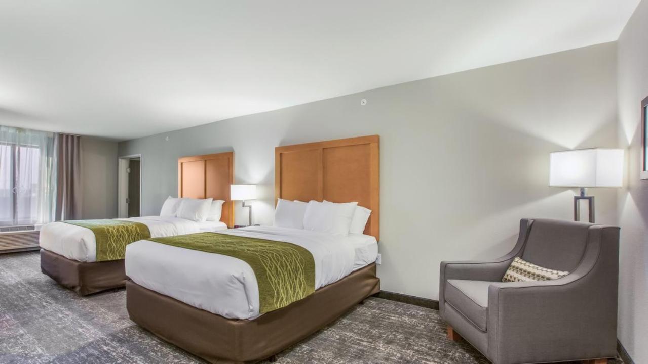 Standard Queen Room with Two Queen Beds - Non-Smoking - Photo 4