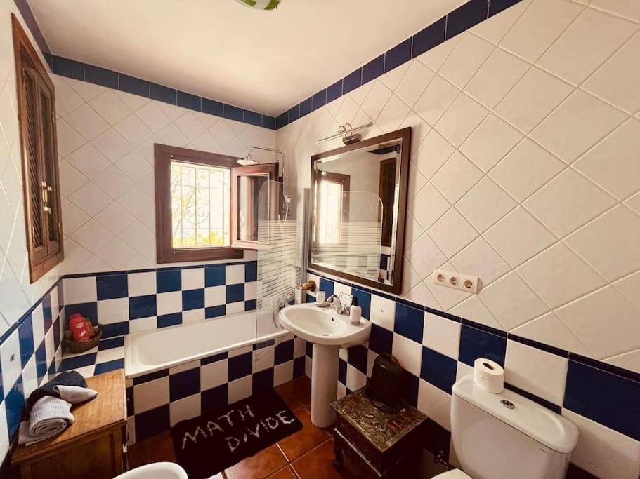 Three-Bedroom House photo 2