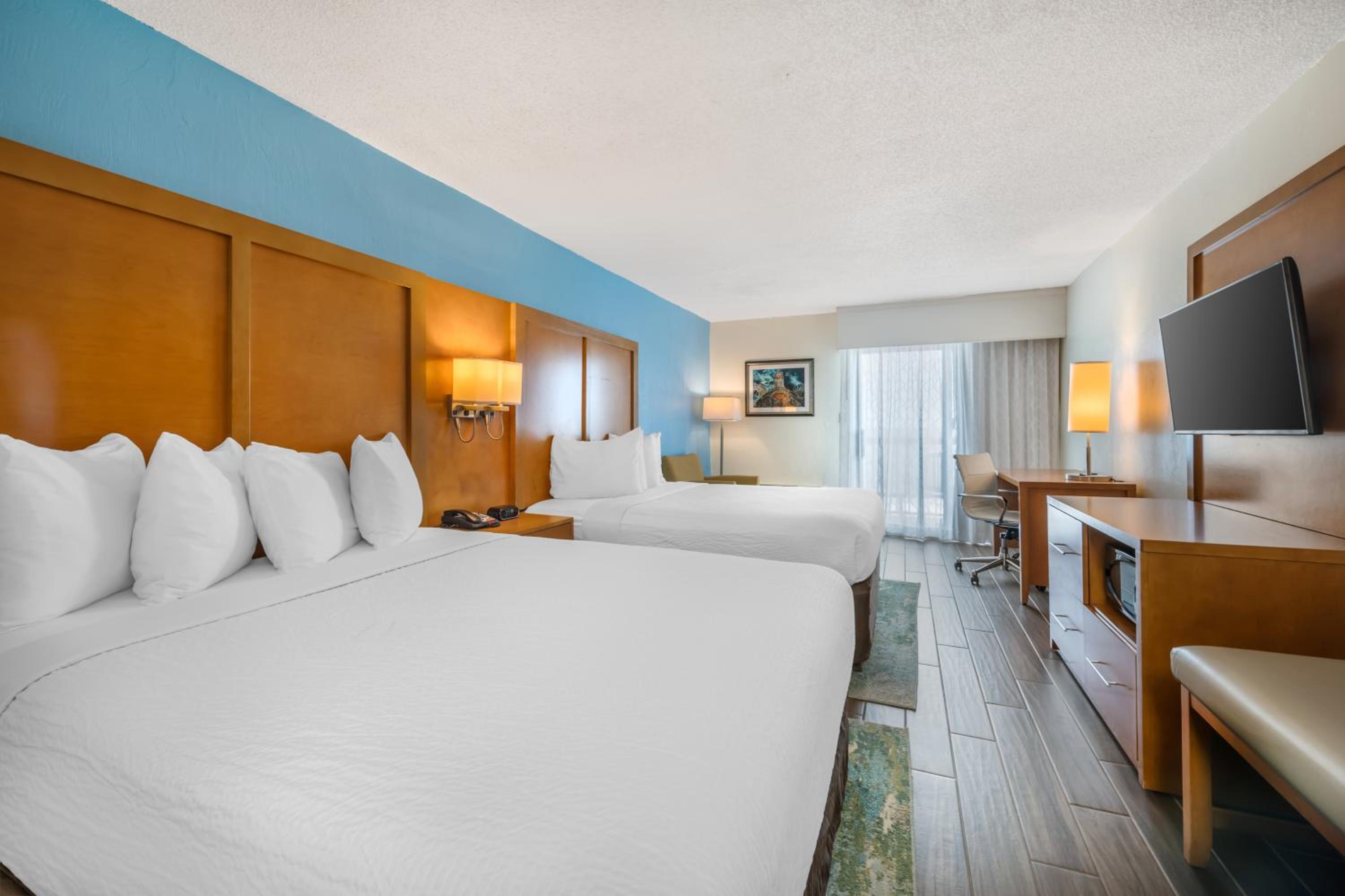 Deluxe Queen Room with Two Queen Beds - Ocean Front - Photo 8