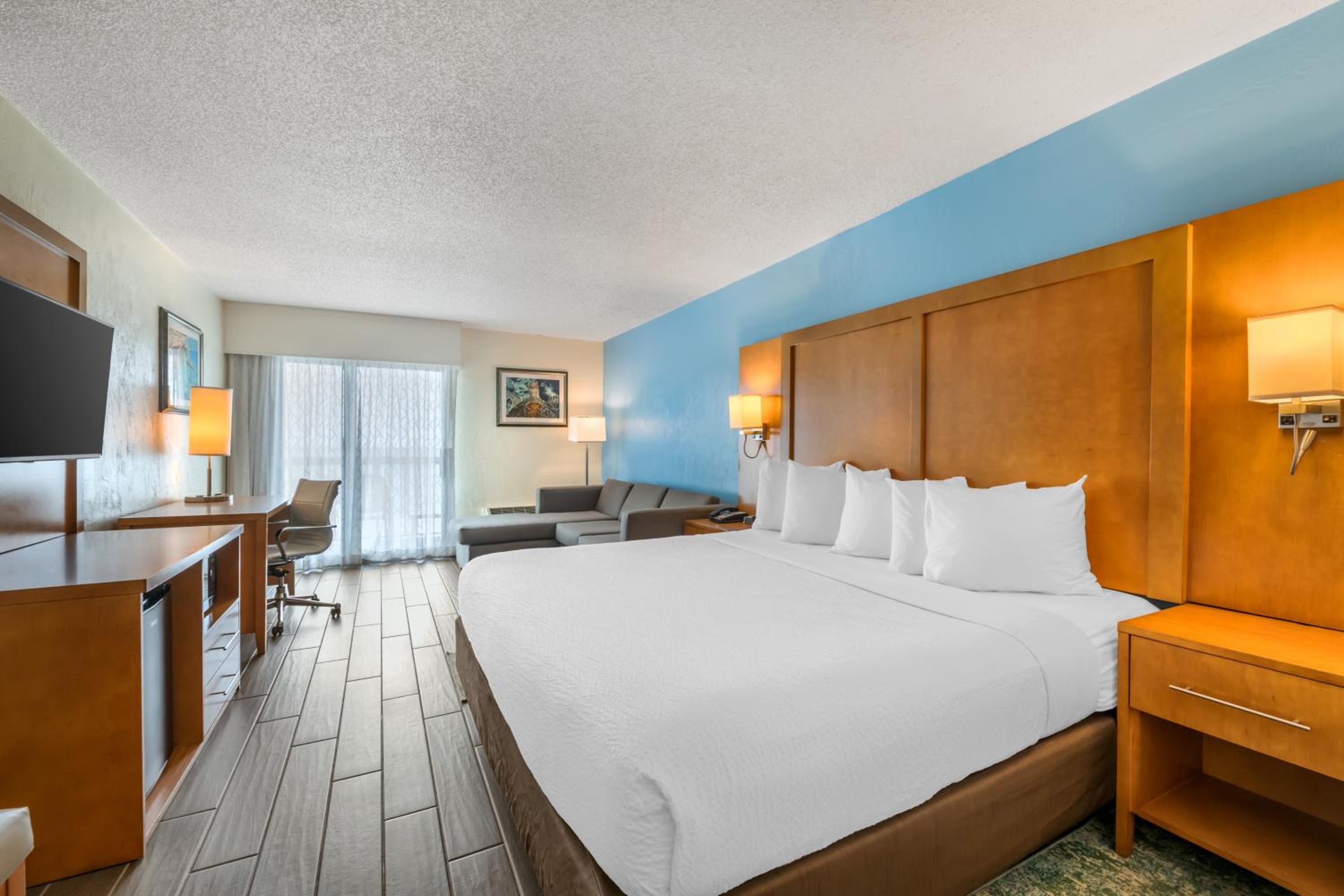 Deluxe King Oceanfront - Photo 2