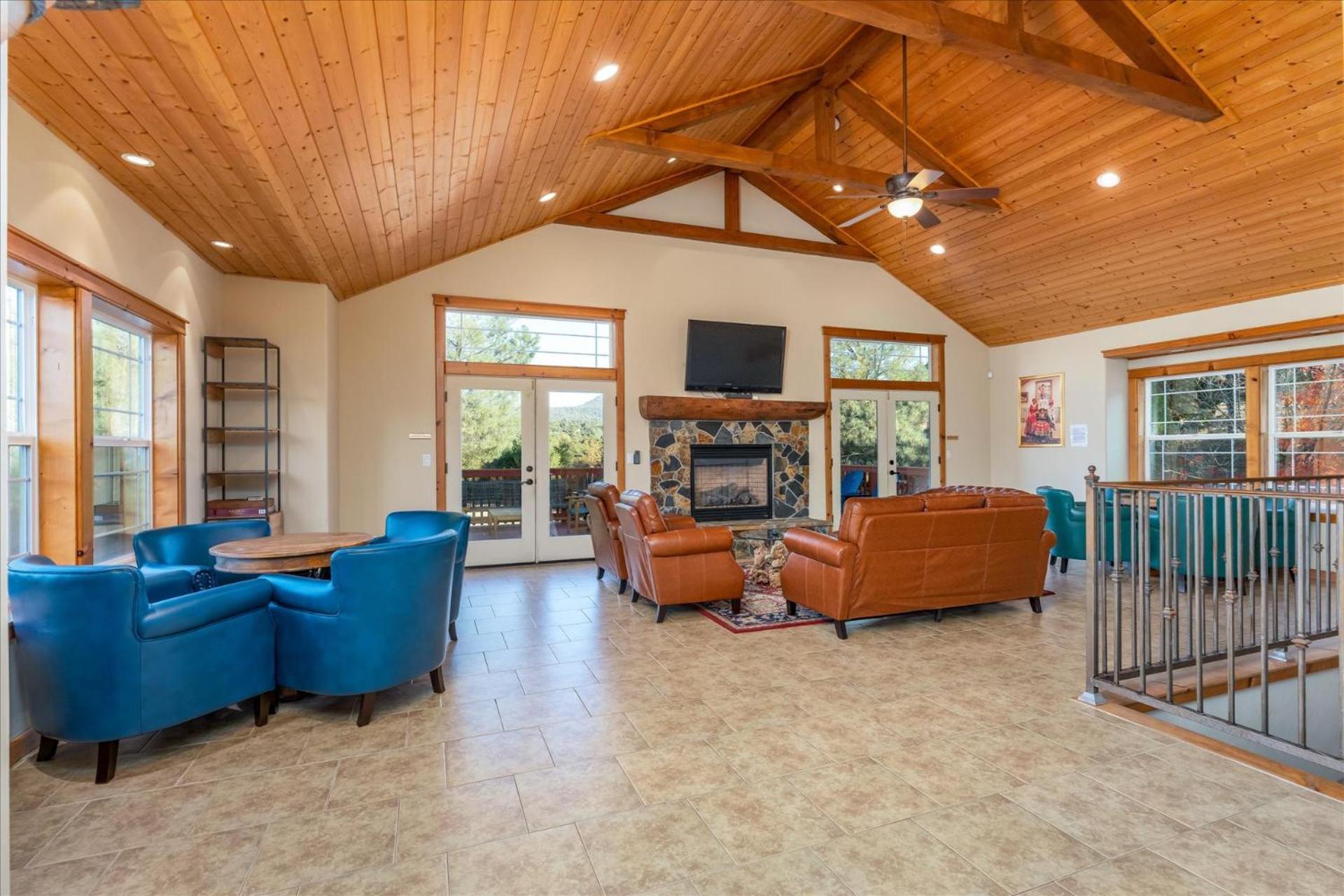 Six-Bedroom House photo 1