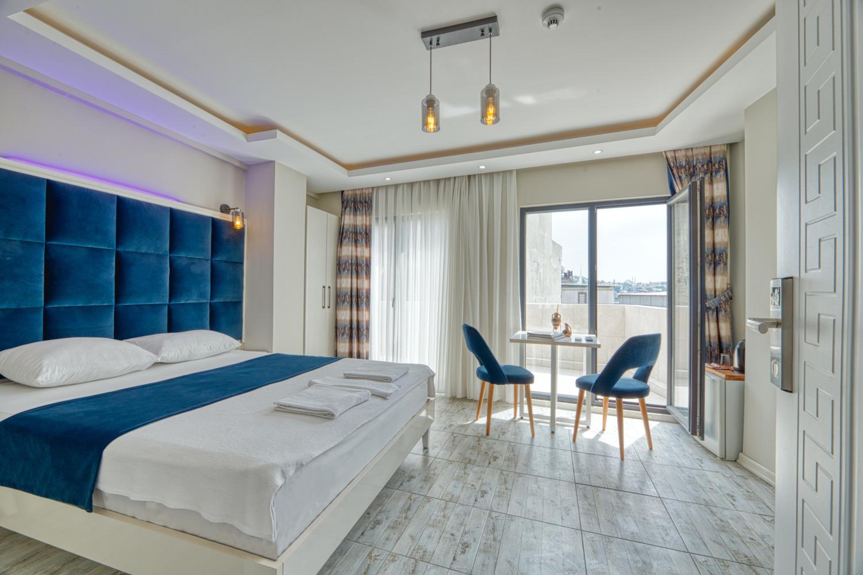 Deluxe Double Room with Balcony photo 3