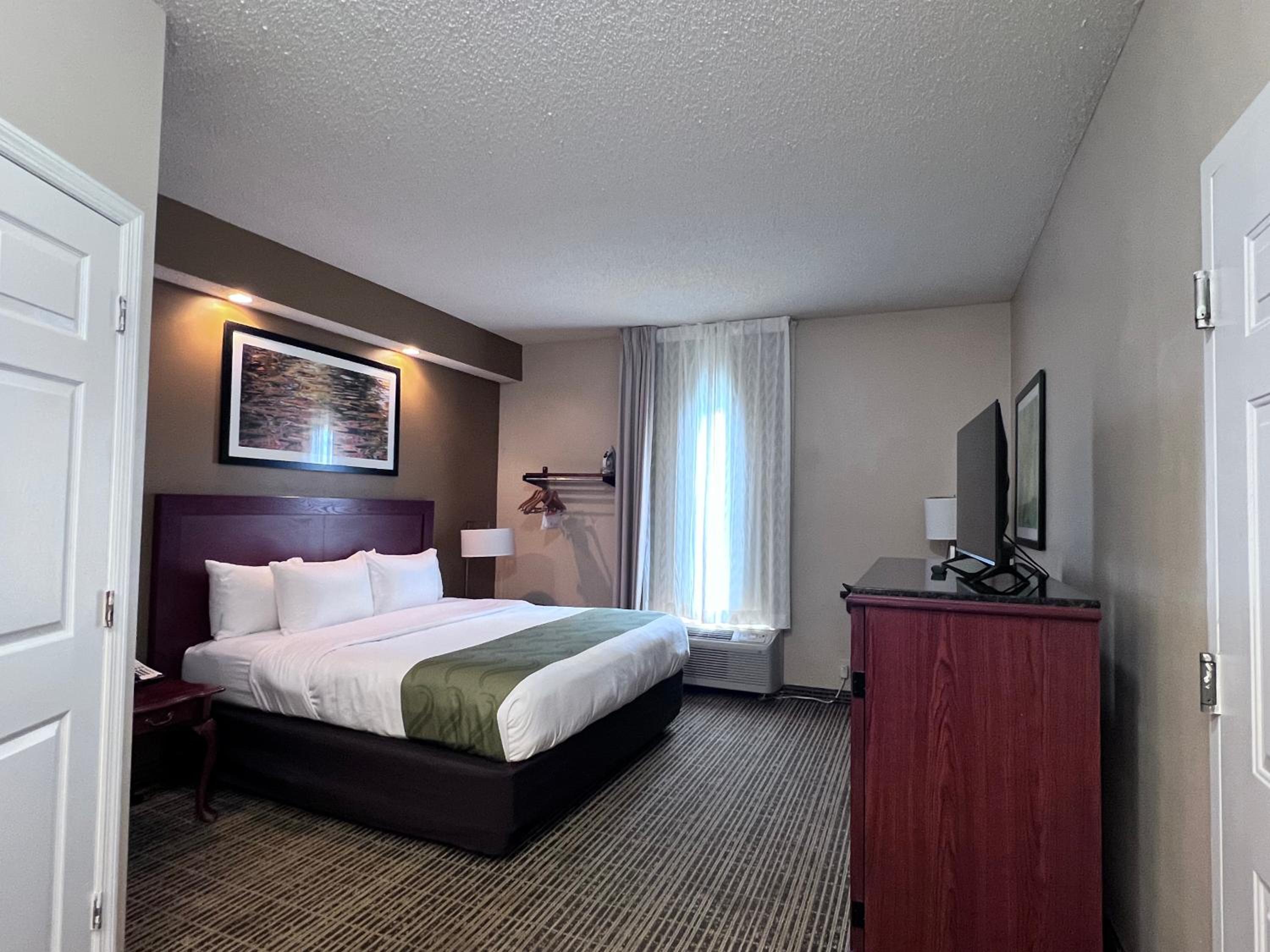 King Suite with Sofa Bed - Non Smoking - Photo 5