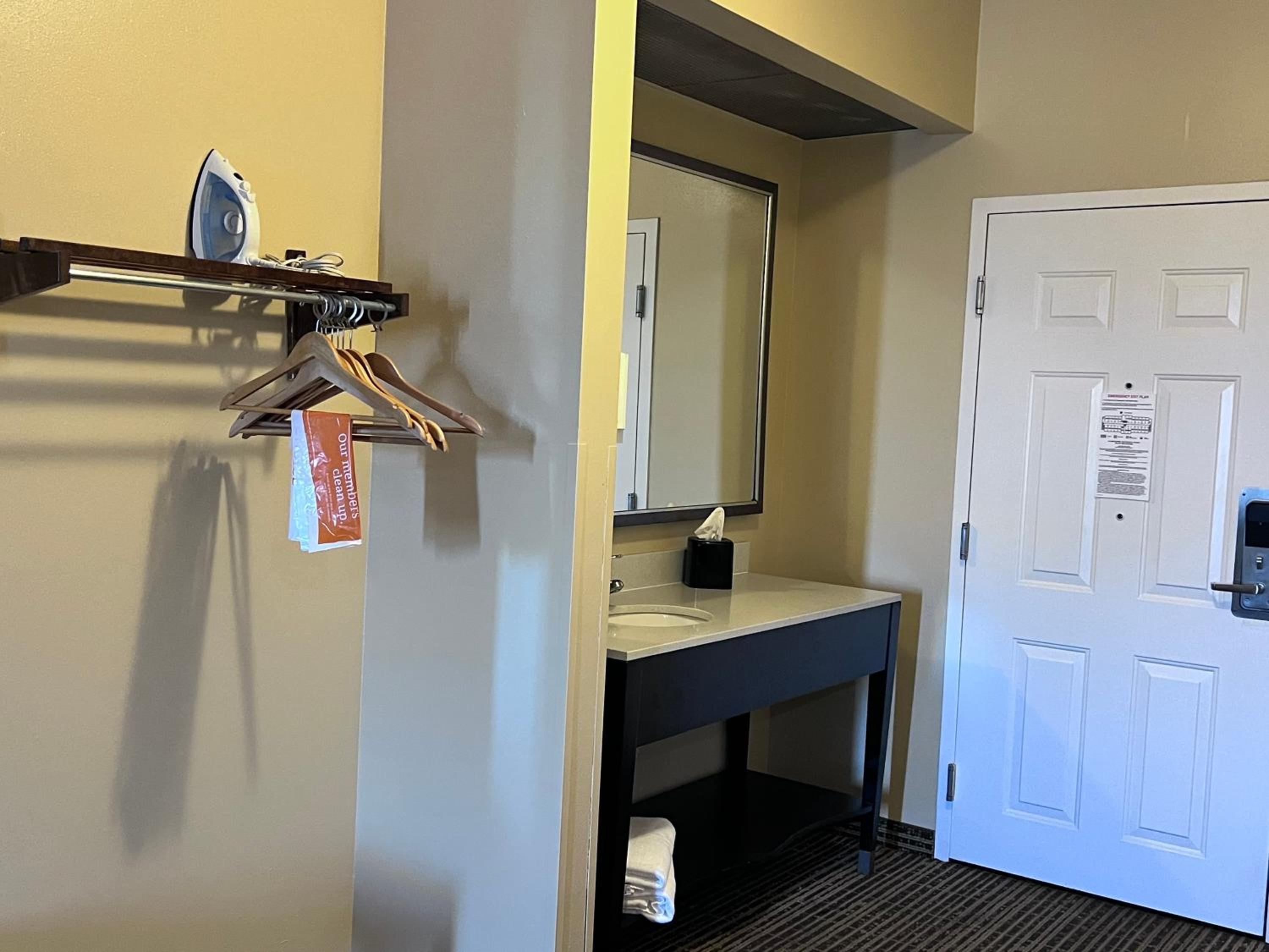 Quadruple Room with Roll-In Shower - Disability Access/Non Smoking photo 3