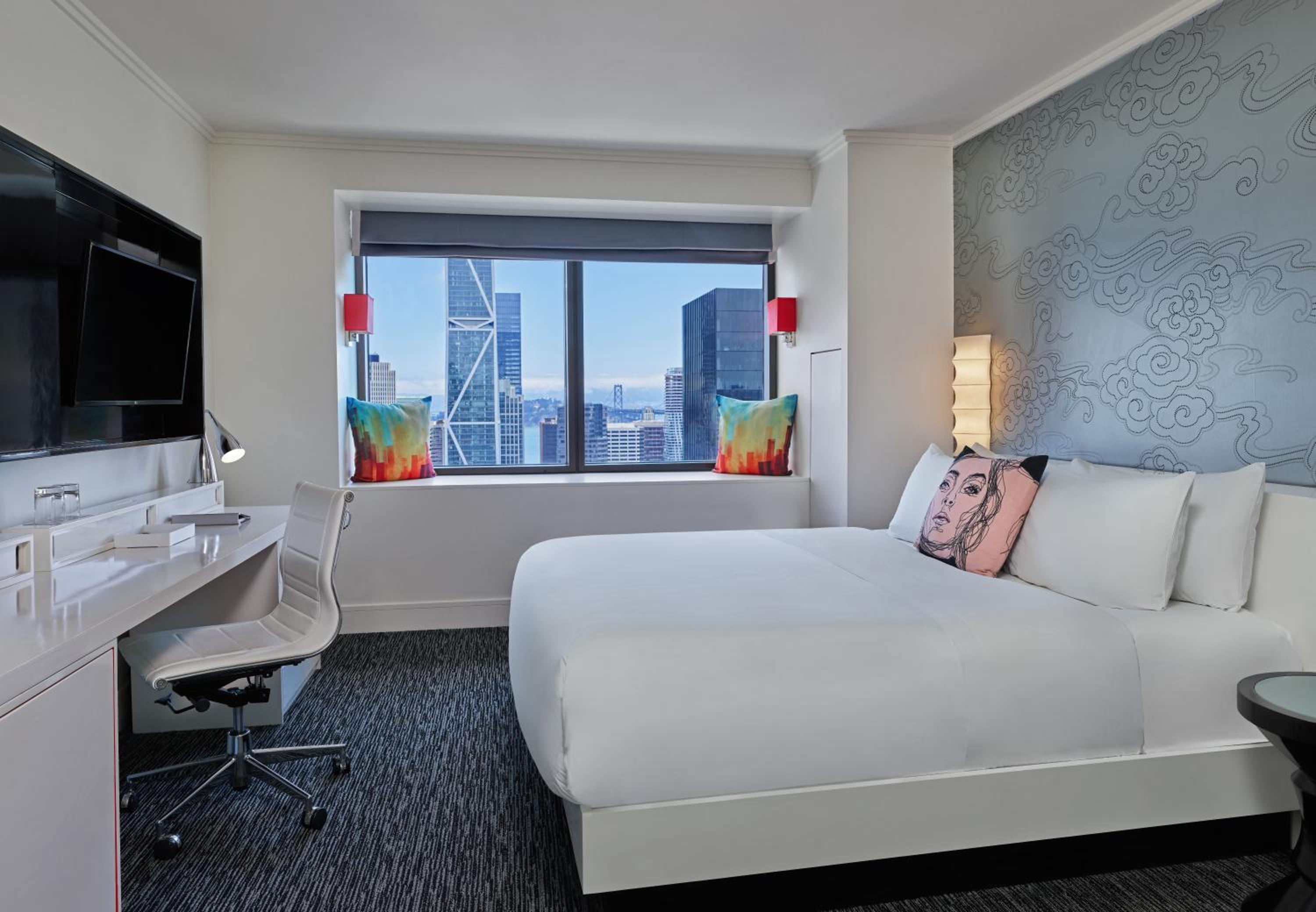 One-Bedroom Urban King Suite with Tub and City View - Mobility and Hearing Accessible
