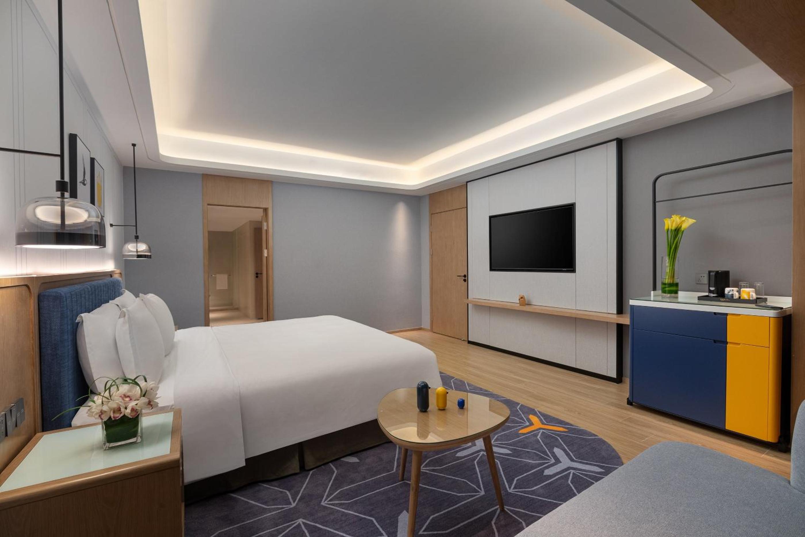 One-Bedroom King Suite with Living Area thumbnail 5