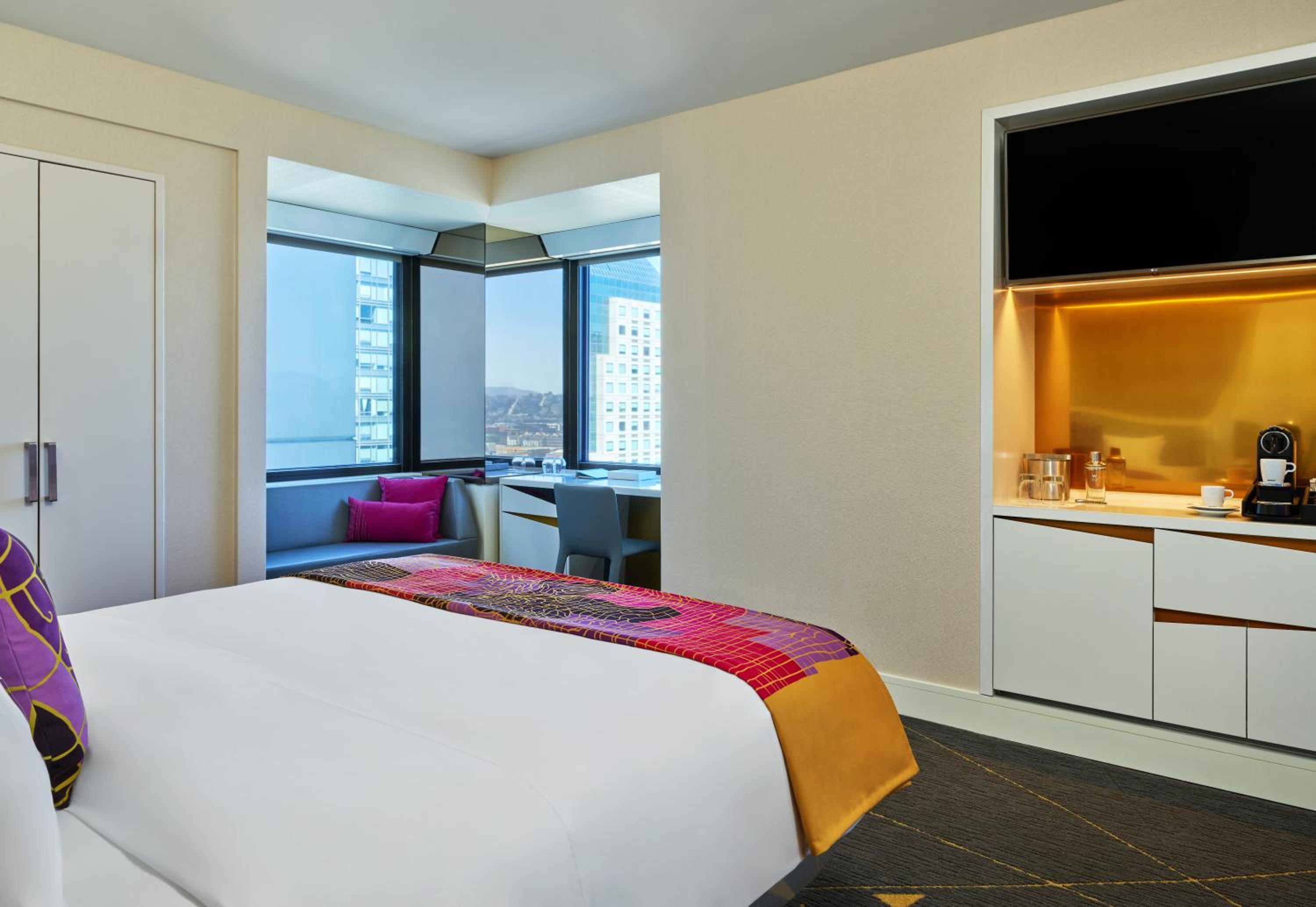 Corner King Studio Suite with Limited View - Mid Floor/Hearing Accessible - Photo 4